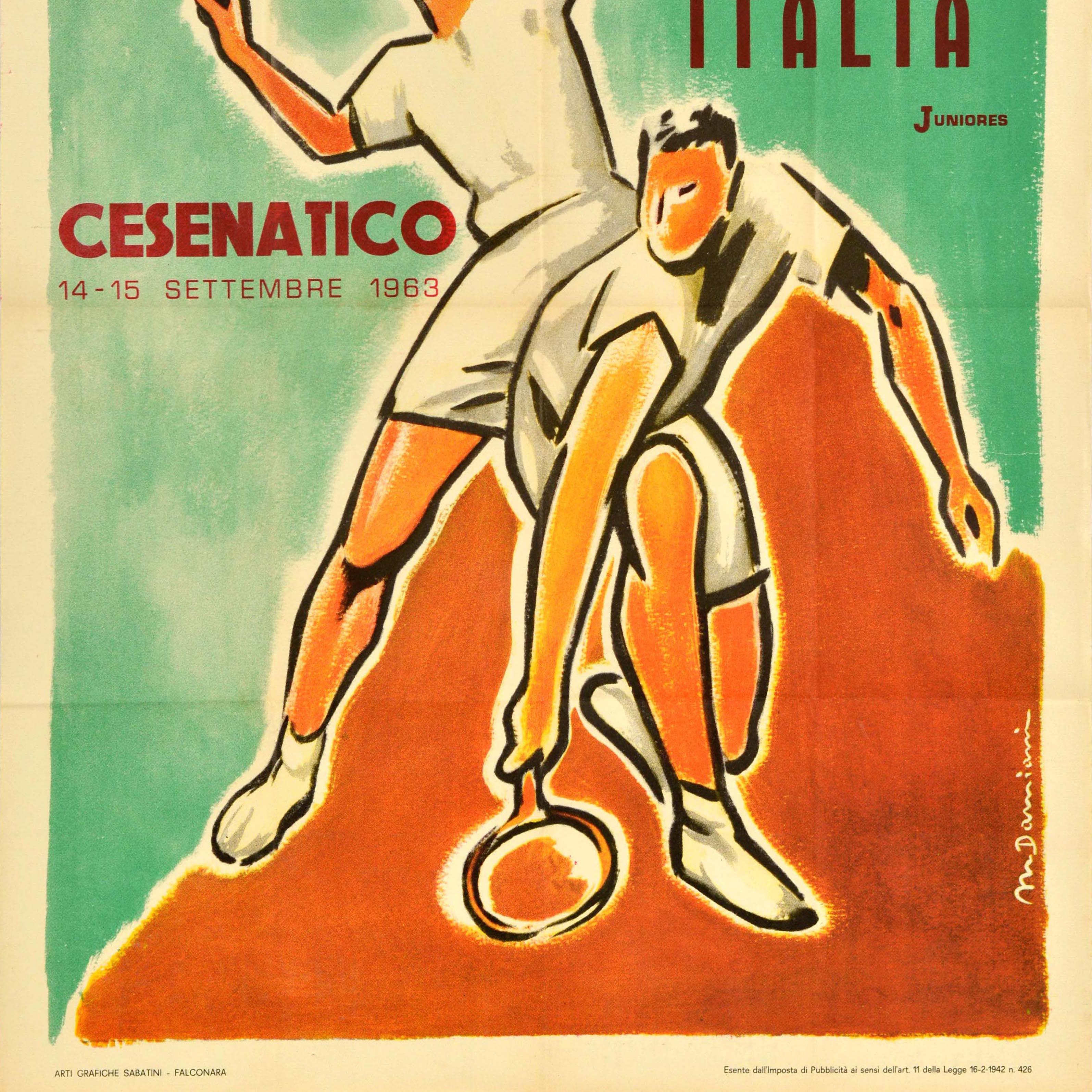 Poster sportivo originale d'epoca per l'Incontro Internazionale Germania Italia Juniores / Incontro Internazionale Germania Italia Juniores di Cesenatico del 14-15 settembre 1963 con una grande opera d'arte che raffigura due tennisti in azione con