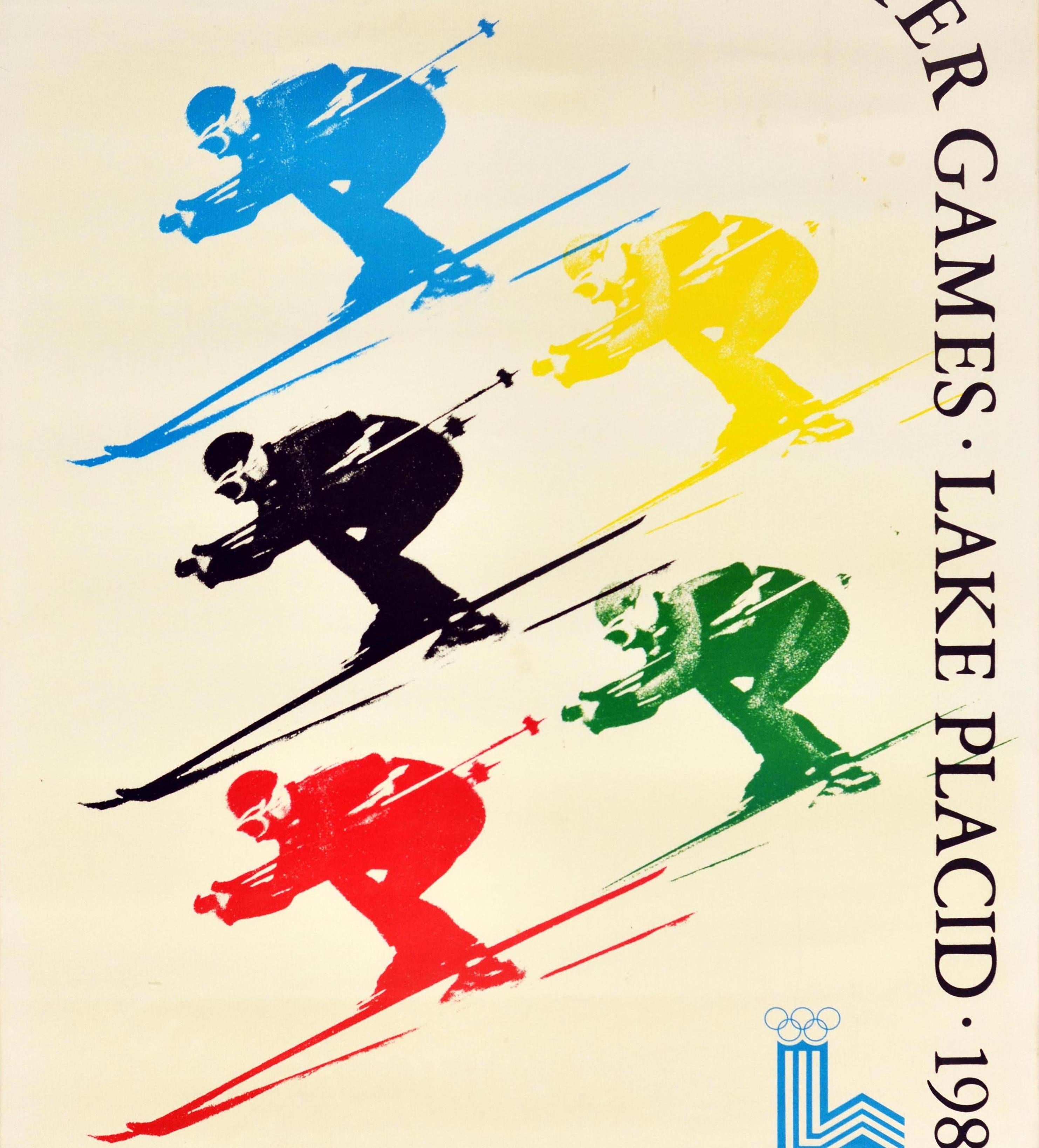 Affiche publicitaire originale pour les XIIIe Jeux Olympiques d'hiver de Lake Placid 1980, qui se sont déroulés à New York (États-Unis) du 13 au 24 février. Cette affiche présente une illustration dynamique de skieurs portant les couleurs des