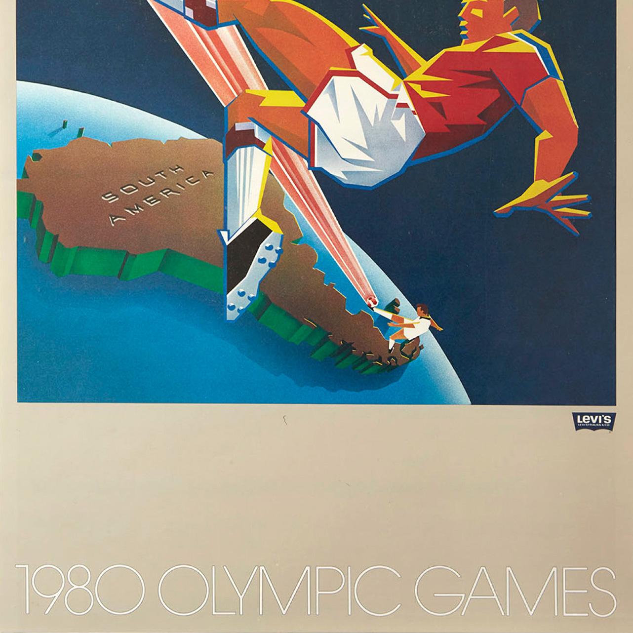 Poster sportivo originale d'epoca pubblicato dal marchio di abbigliamento Levi Strauss (fondato nel 1853) per i Giochi Olimpici di Mosca del 1980, con una grafica dinamica che raffigura un giocatore di calcio in bianco che calcia un pallone dalla