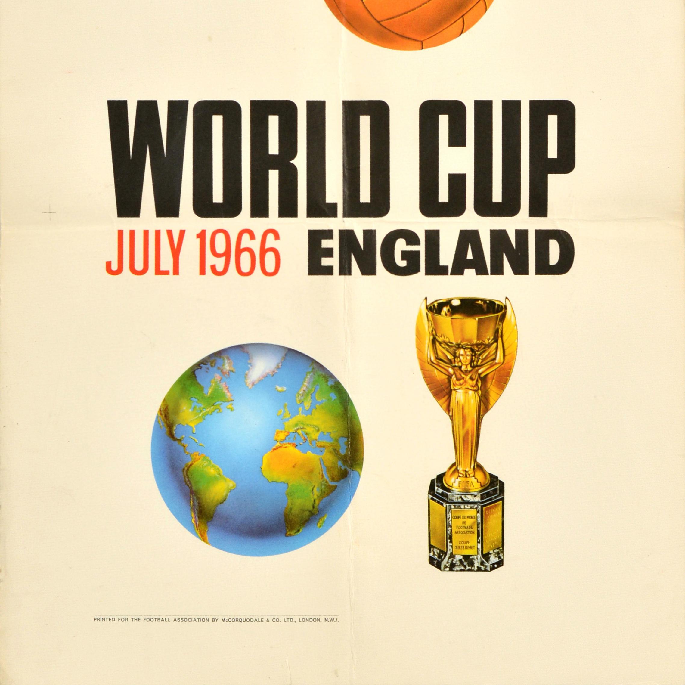 Affiche sportive vintage originale - Coupe du monde de juillet 1966 en Angleterre - représentant un ballon de football et le logo du championnat du monde de la FIFA sur fond de drapeau Union Jack au-dessus du titre en gras en noir et rouge au