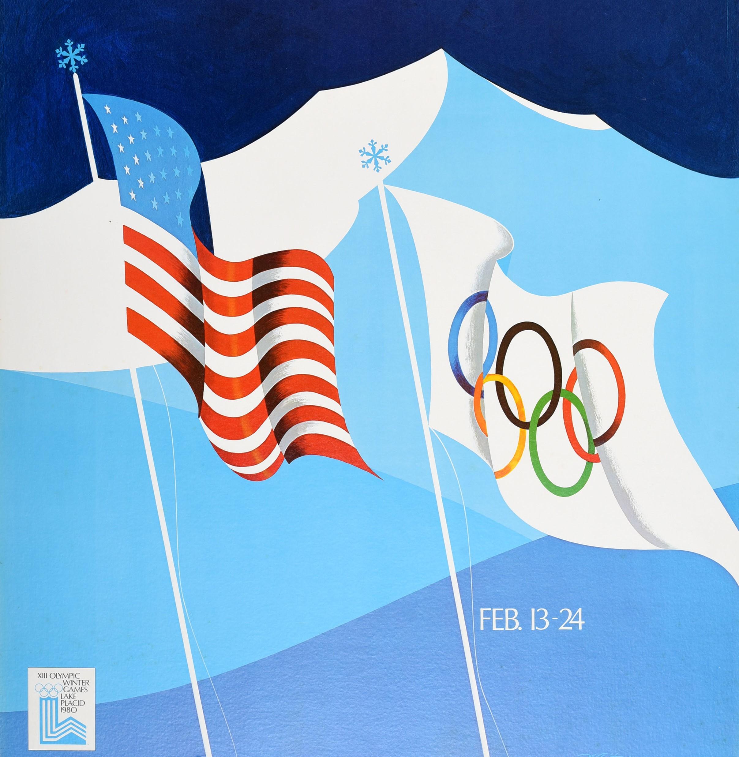 Poster sportivo originale d'epoca per i XIII Giochi Olimpici Invernali Lake Placid 1980, tenutisi a New York USA dal 13 al 24 febbraio, con la bandiera a stelle e strisce degli Stati Uniti e la bandiera degli anelli olimpici che sventolano su pali