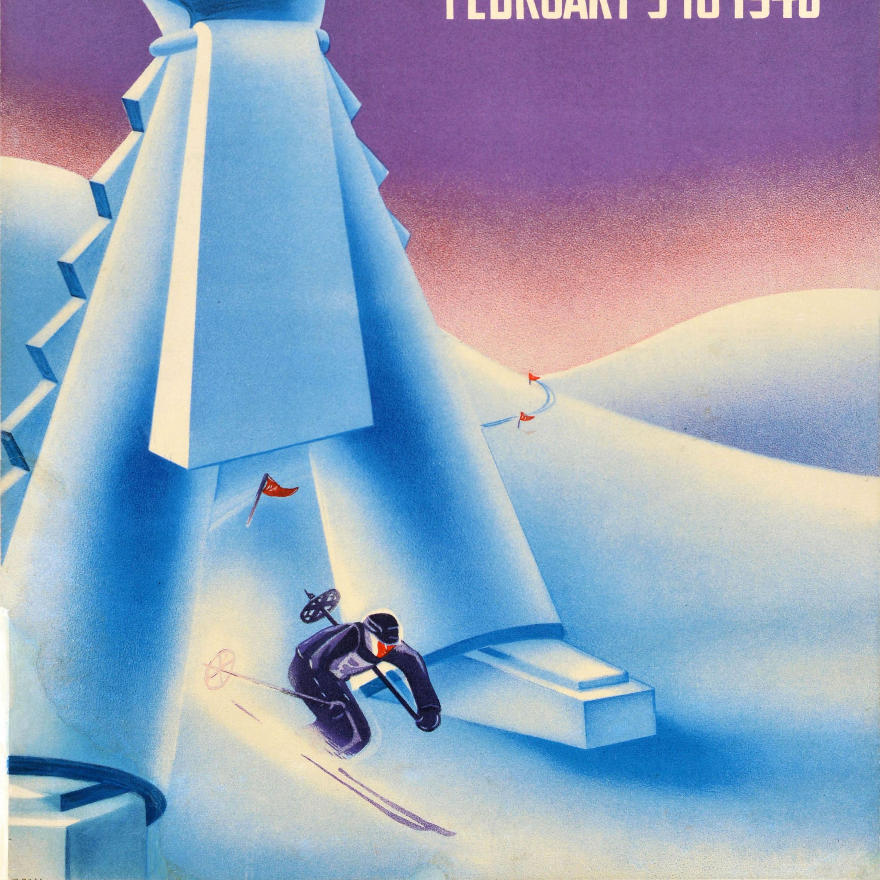 Cartel original de época de esquí para el Carnaval de Invierno de Dartmouth, celebrado del 9 al 10 de febrero de 1940, con un gran diseño que representa a un esquiador con traje de esquí azul oscuro y casco esquiando a toda velocidad entre las