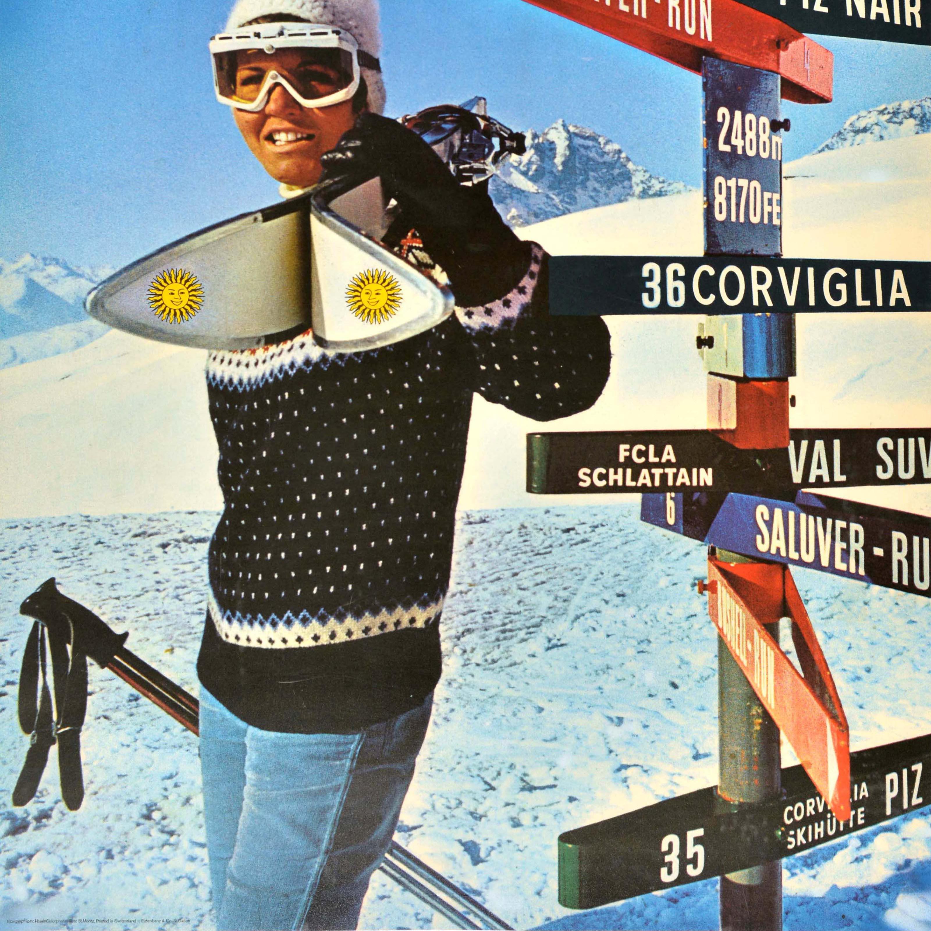 Poster sciistico vintage originale della località alpina di St Moritz, in Svizzera, con uno sciatore che indossa occhiali da sci, un cappello a pompon e un maglione a maglia, con in mano bastoncini e un paio di sci con il logo del sole di St Moritz,