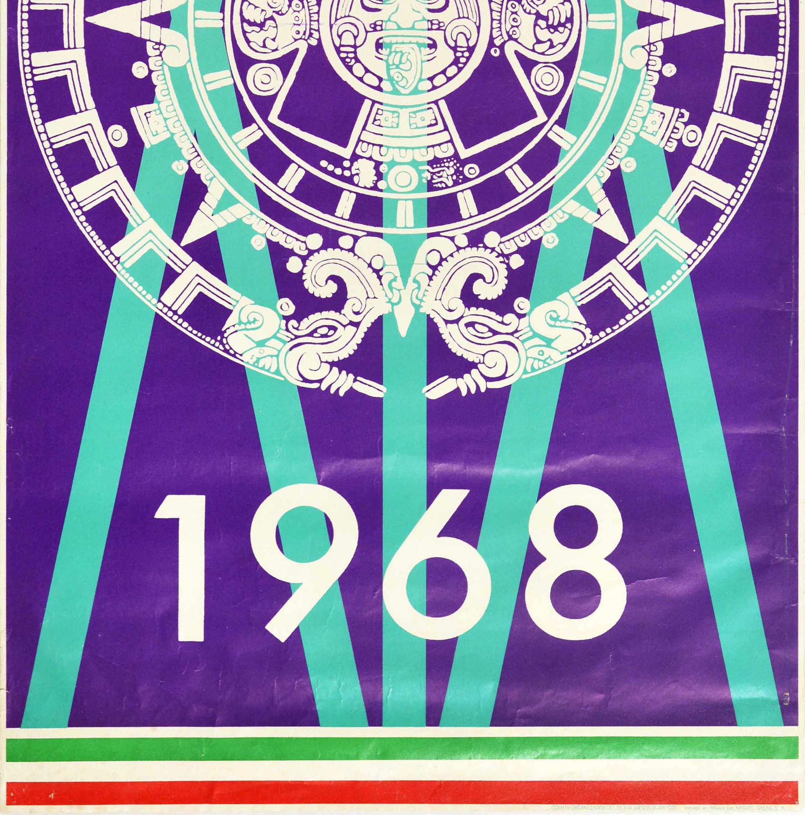 Poster sportivo originale d'epoca per i Giochi Olimpici del Messico del 1968, ufficialmente noti come Giochi della XIX Olimpiade, tenutisi dal 12 al 27 ottobre 1968. Grande design che raffigura i numeri romani su sfondo viola dietro un'immagine