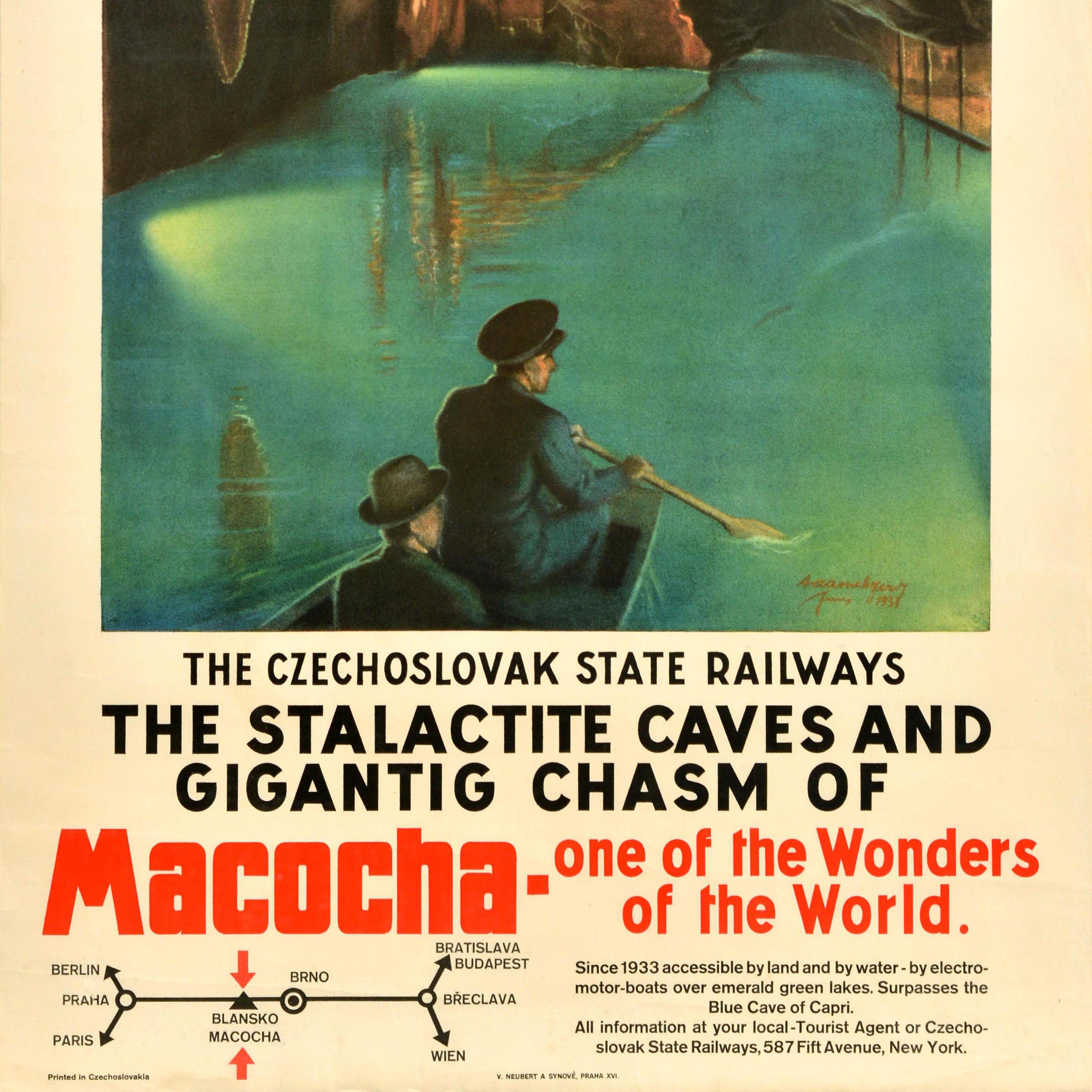 Original Vintage Zugreiseplakat - Die Tschechoslowakische Staatsbahn Die Tropfsteinhöhlen und die gigantische Schlucht von Macocha, eines der Weltwunder - mit einem malerischen Bild von Menschen in einem Ruderboot in der Höhle unter den Stalaktiten,