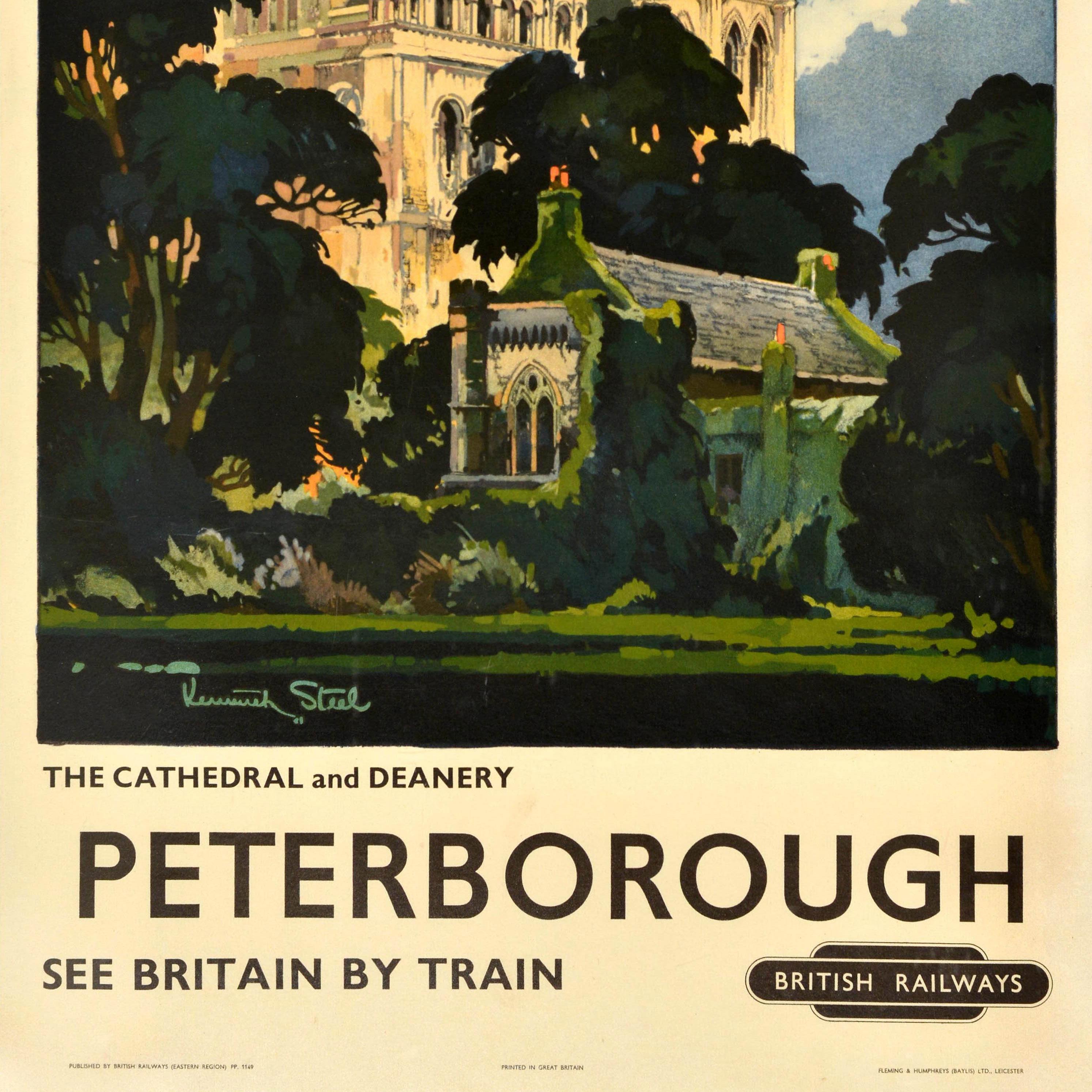 Original-Reise-Werbeplakat - Peterborough See Britain by Train British Railways - mit einer großartigen Landschaftsansicht von Kenneth Steel (1906-1970) der Kathedrale und des Dekanats mit grünen Bäumen im Vordergrund, darunter der Text und das Logo