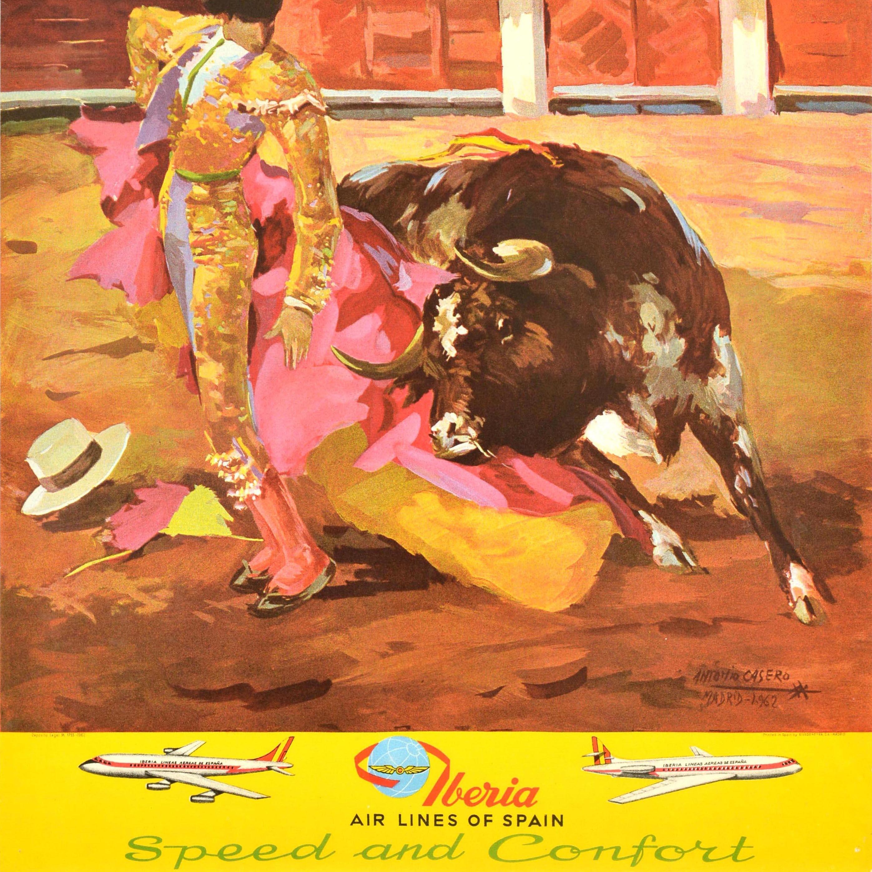 Poster pubblicitario d'epoca originale di Iberia Air Lines of Spain Speed and Comfort con un'illustrazione colorata di una corrida che mostra un toro accanto a un matador vestito d'oro e rosa con una bandiera spagnola e sagome di spettatori sullo