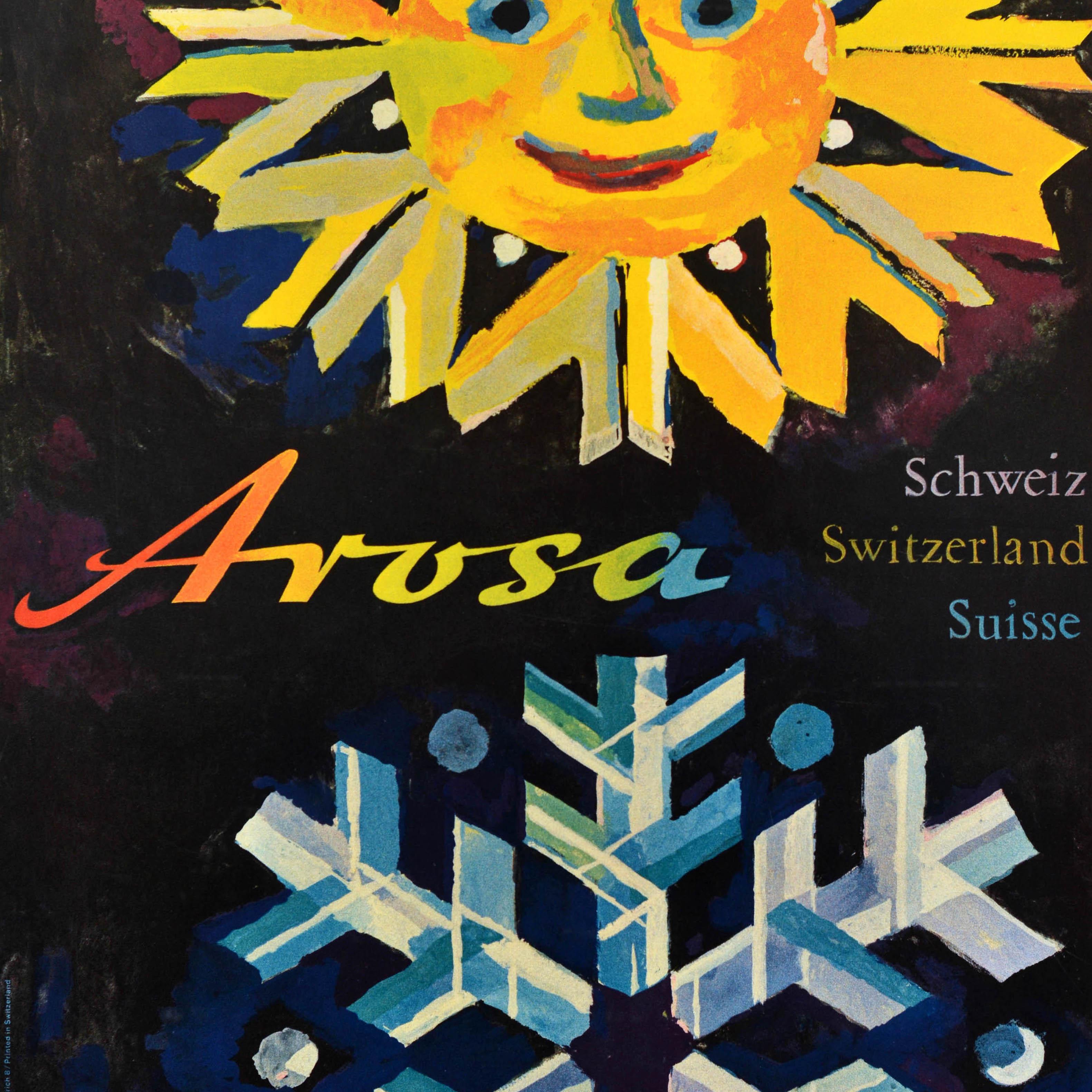 Affiche de voyage originale pour la station de sports d'été et d'hiver suisse d'Arosa Schweiz Switzerland Suisse. Le dessin amusant et coloré de Wolfgang Hausamann (1914-1994) représente un soleil jaune souriant au-dessus d'un flocon de neige bleu