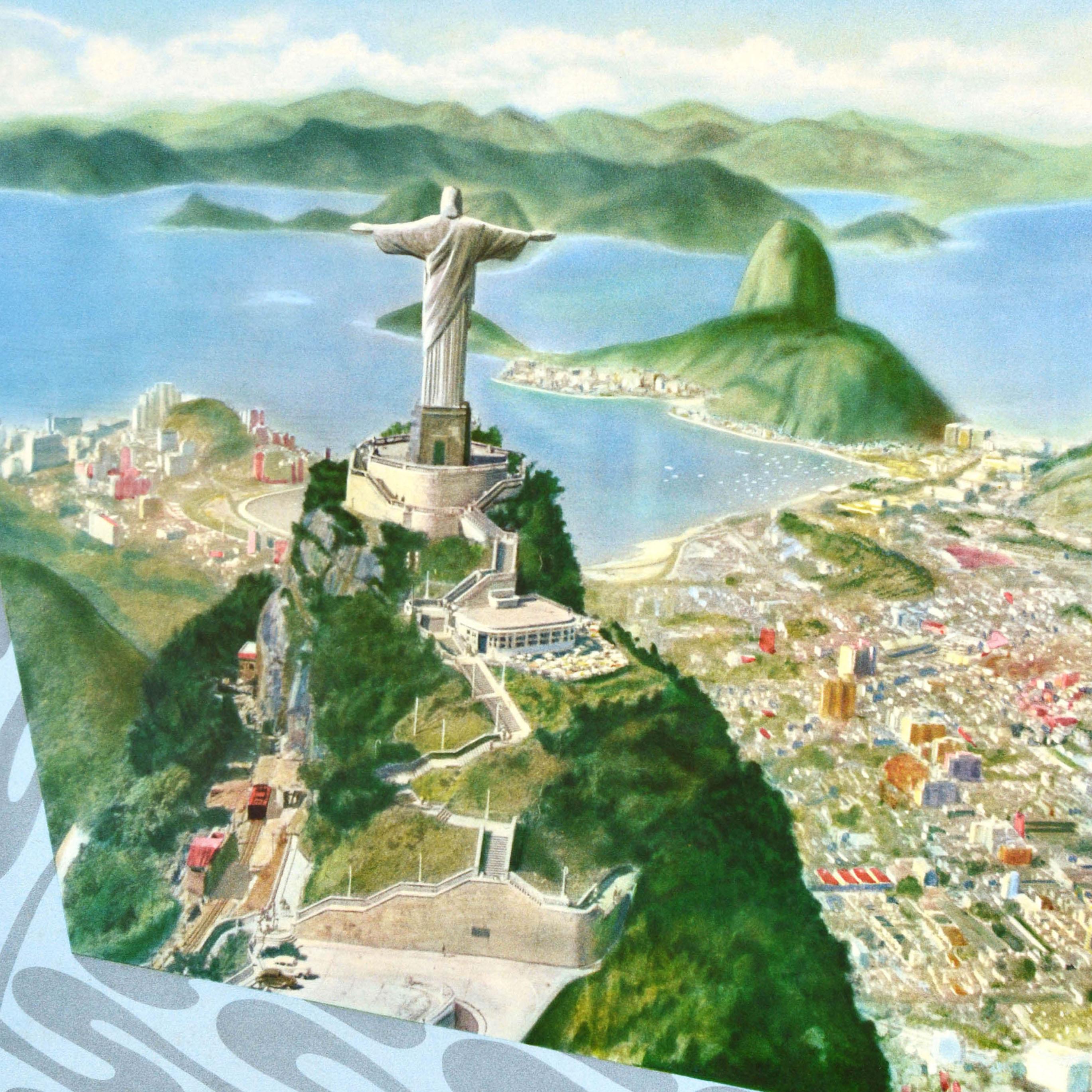 Original Vintage-Reiseplakat für Rio de Janeiro in Brasilien Südamerika mit dem Christus der Erlöser-Statue auf dem Gipfel des Mount Corcovado mit Blick auf die Stadt unten mit Zuckerhut und das Meer zu nebelverhangenen Hügeln am Horizont, der