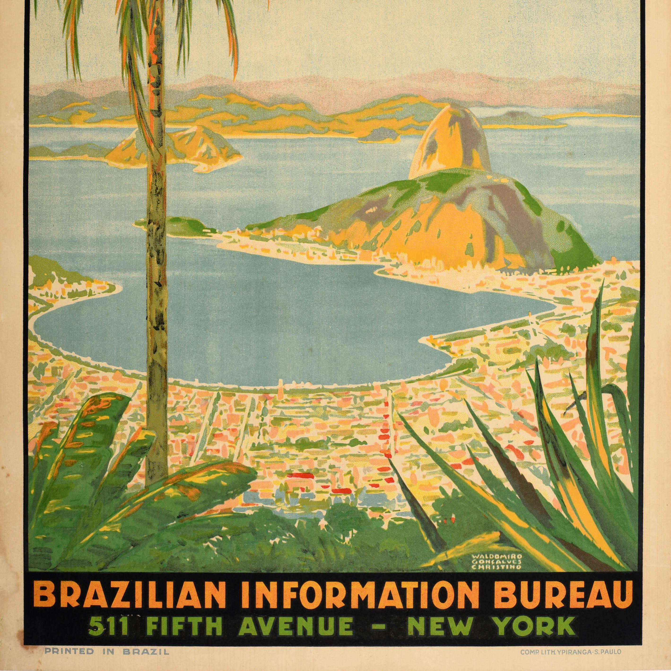 Cartel de viajes original de época sobre Brasil, en Sudamérica, con una vista panorámica desde la estatua del Cristo Redentor en el monte Corcovado hacia el Pan de Azúcar en la bahía de Guanabara, Río de Janeiro, con árboles en primer plano y