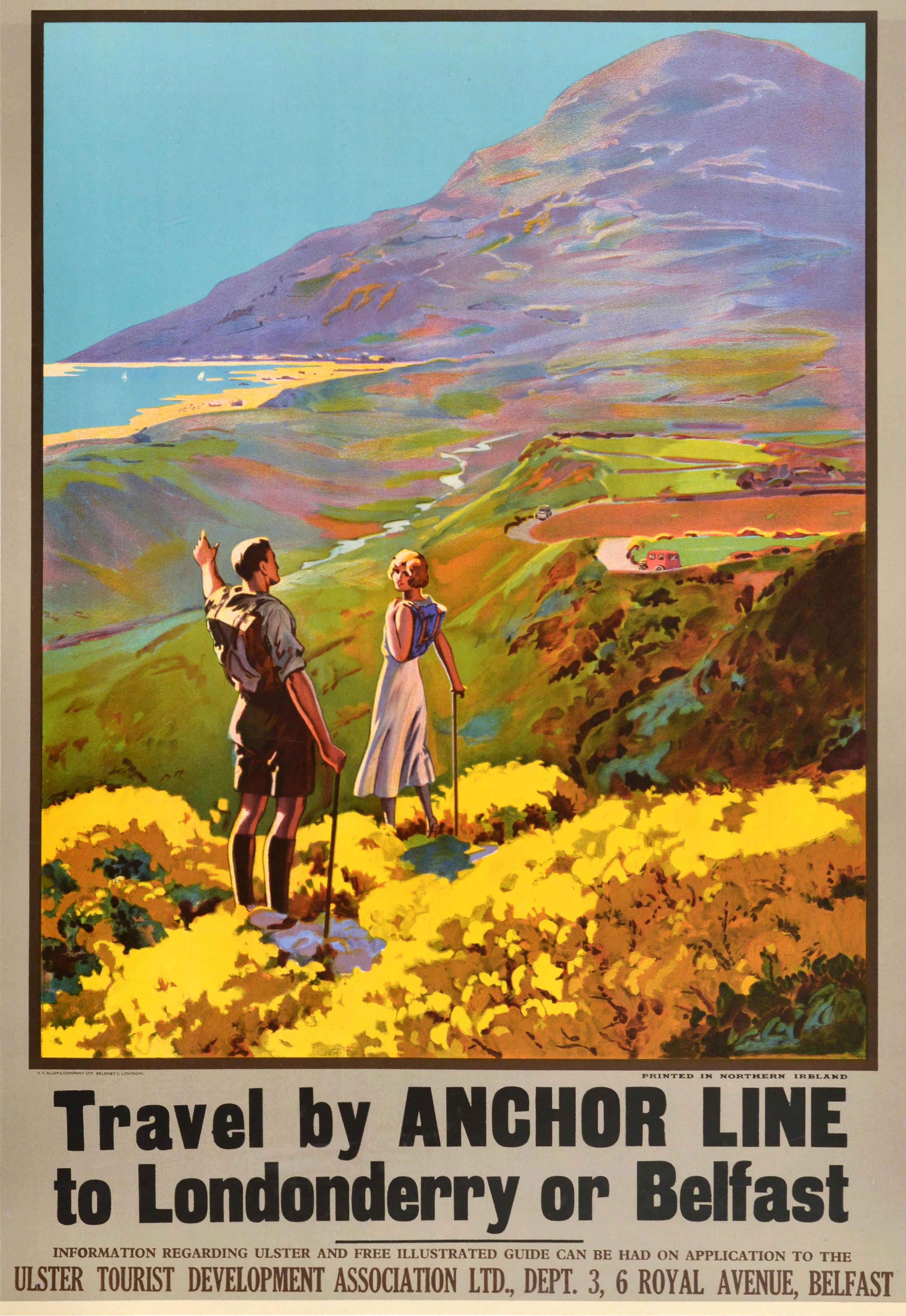 Poster di viaggio originale d'epoca - Come to Ulster - raffigurante una veduta panoramica di un giovane uomo e una giovane donna che camminano nella campagna dell'Irlanda del Nord con zaini e bastoni da passeggio, l'uomo che indica le barche a vela