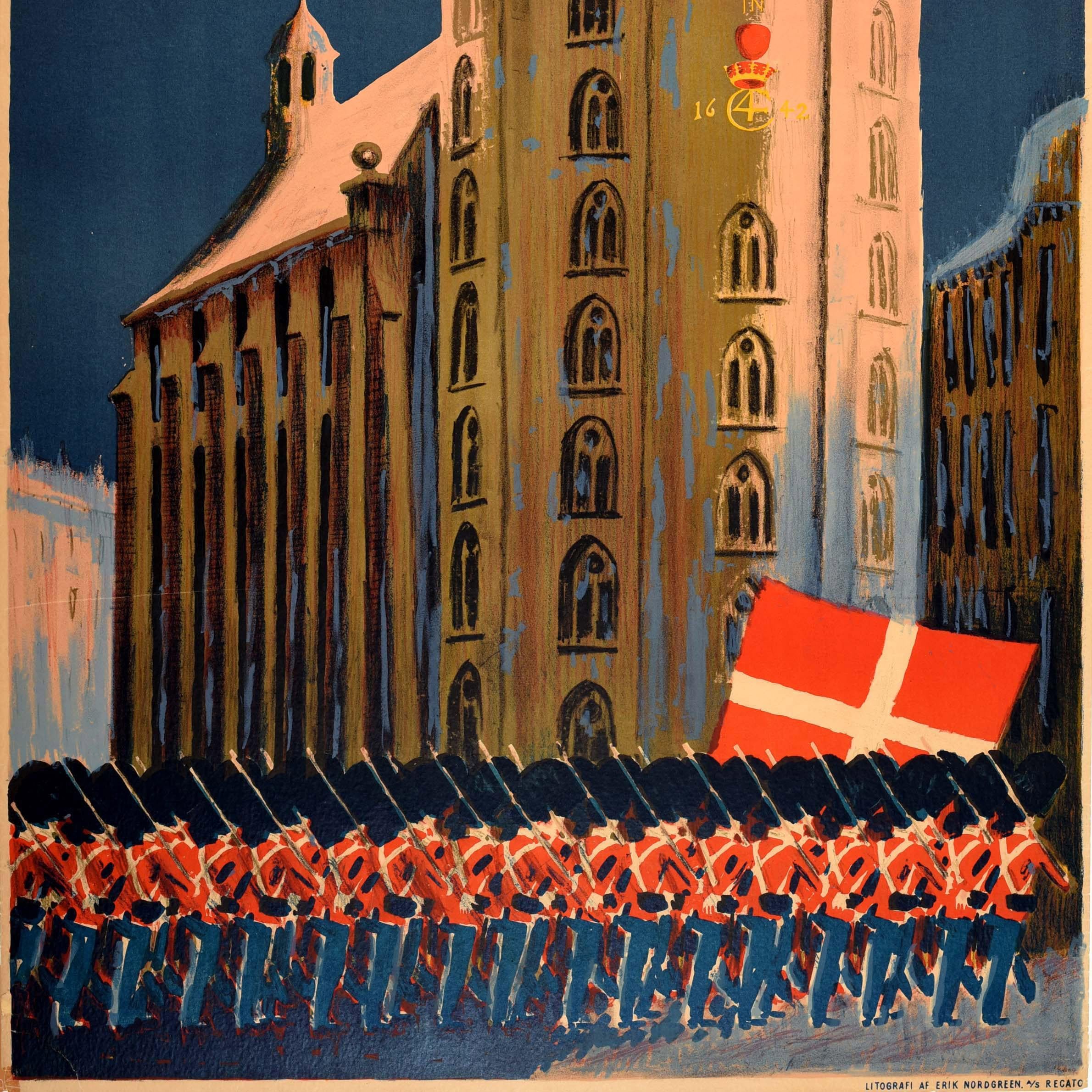 Original Vintage-Reiseplakat für Kopenhagen Dänemark mit Soldaten der Königlichen Garde, die mit einer rot-weiß gekreuzten dänischen Flagge an der historischen Sternwarte Rundetaarn / Round Tower aus dem 17. Jahrhundert und der Universitätskapelle