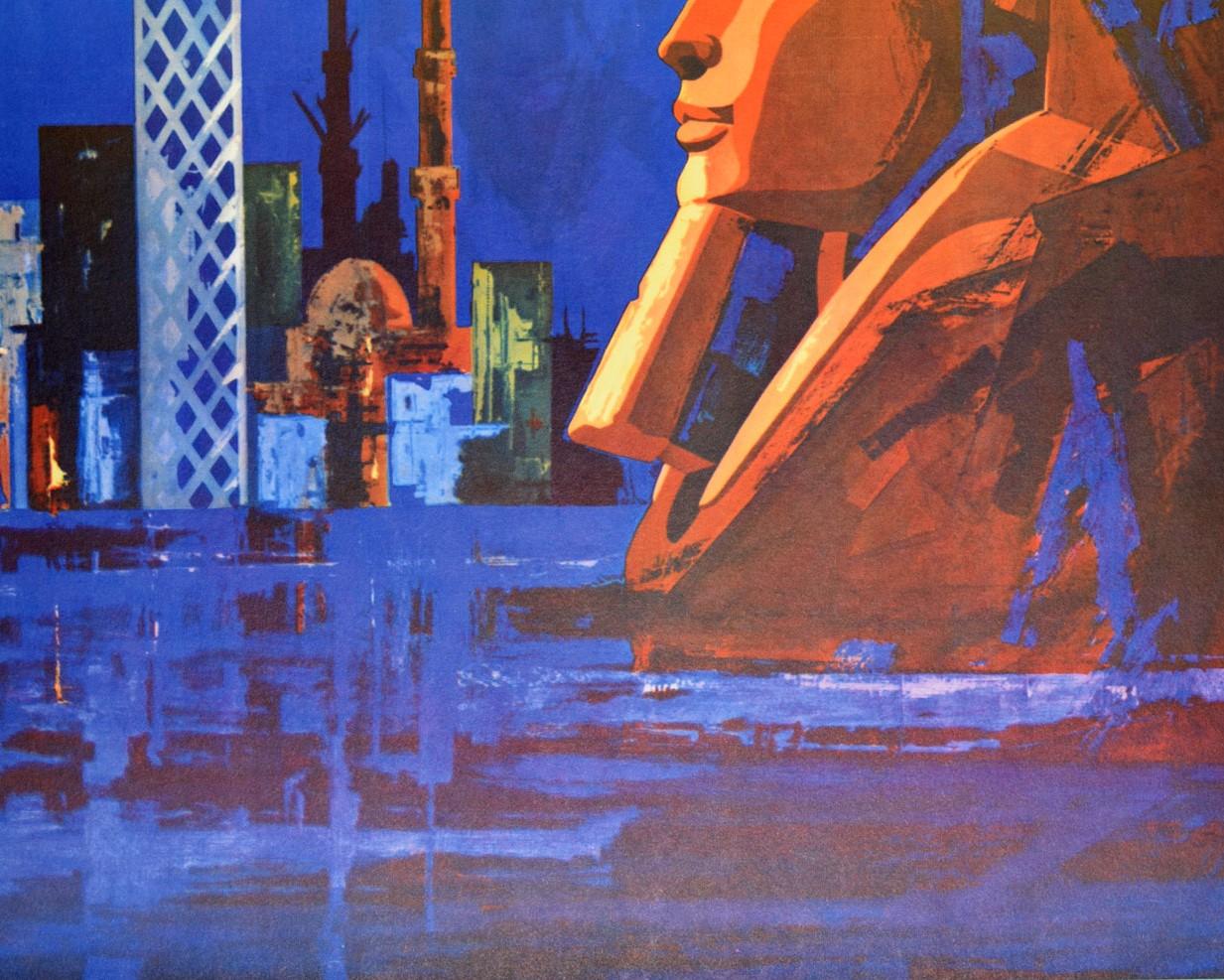 Original-Reiseplakat für Ägypten UAR (Vereinigte Arabische Republik; 1958-1971) mit traditionellen und modernen Stadtgebäuden vor dunkelblauem, schattiertem Hintergrund mit einem antiken Sphinx-Kopf im Vordergrund. Ausgezeichneter Zustand.