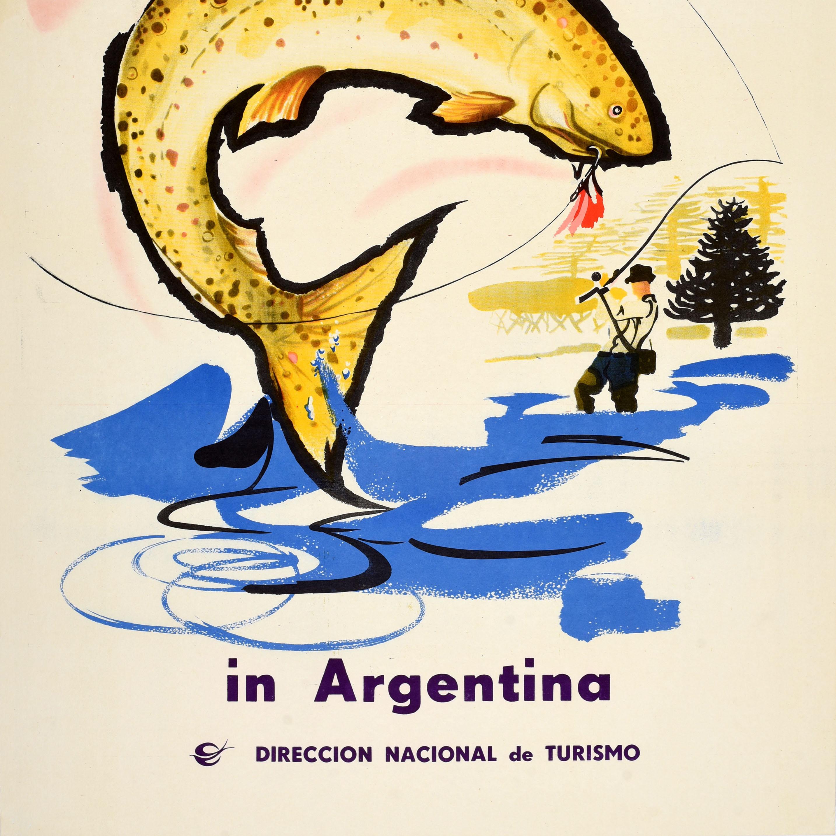 Affiche de voyage vintage originale faisant la promotion de la pêche en Argentine, émise par la Direccion Nacional de Turismo / Direction nationale du tourisme. L'illustration dynamique représente une truite capturée par un hameçon à l'aide d'une