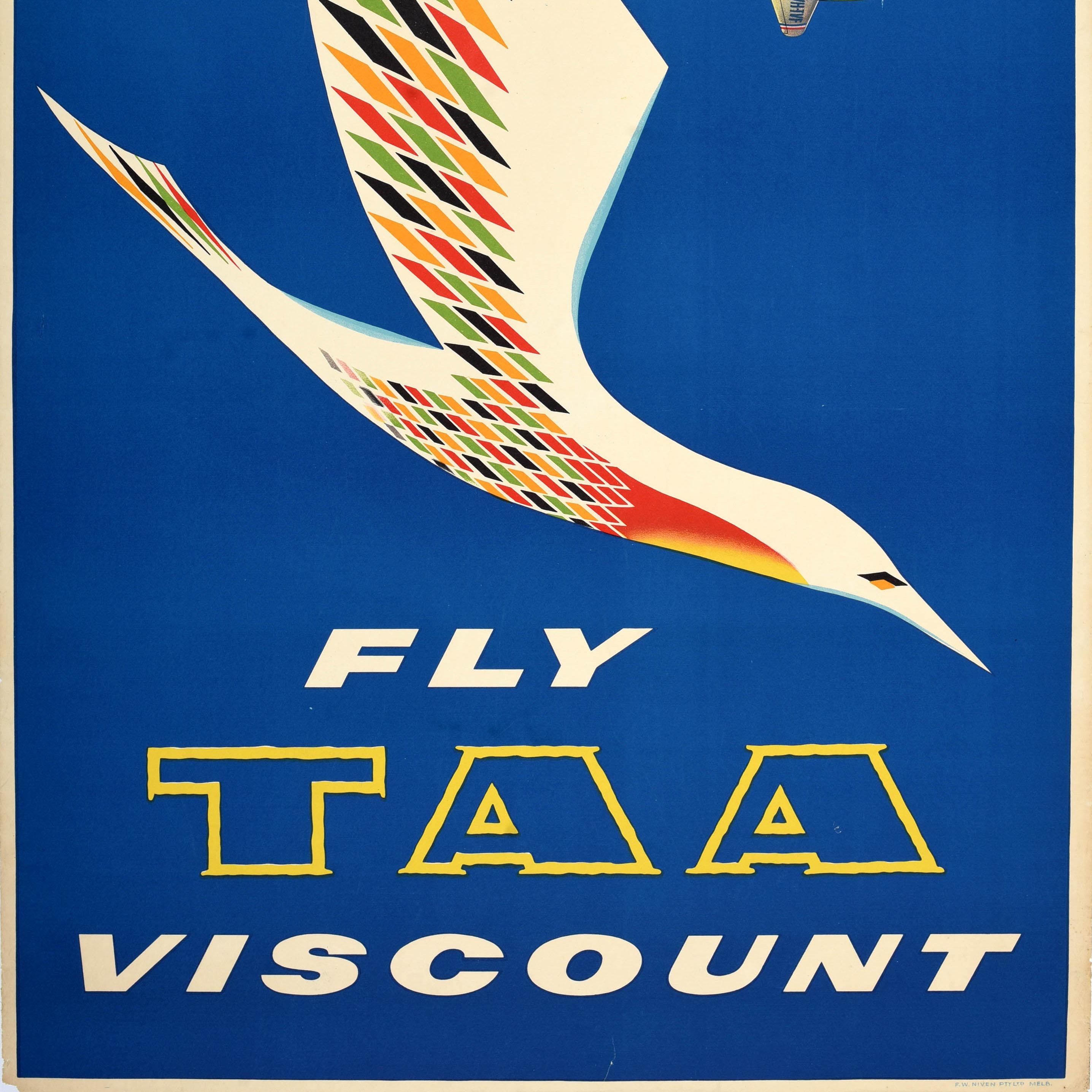 Cartel publicitario original de época de Trans Australia Airlines - Fly TAA Viscount - con un gran diseño gráfico que representa un avión de hélice de pasajeros Vickers Viscount volando delante de un colorido pájaro estilizado sobre un fondo de
