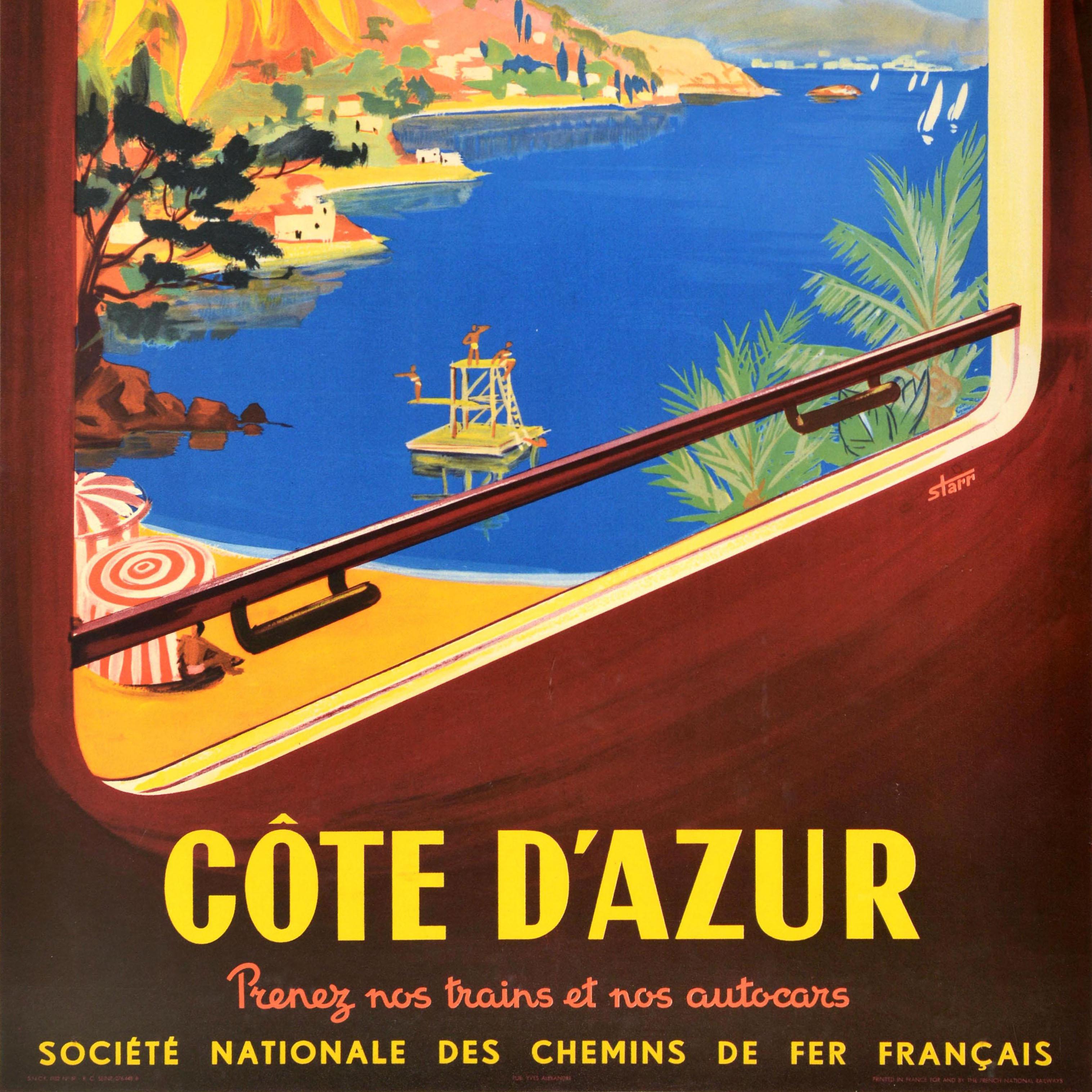 Original SNCF Reiseplakat - Visitez la France Cote d'Azur Prenez nos trains et nos autocars Societe Nationale des Chemins de Fer Francais / Visit France Cote d'Azur - mit farbenfrohem Kunstwerk, das einen Sandstrand mit Palmen zeigt, Menschen, die