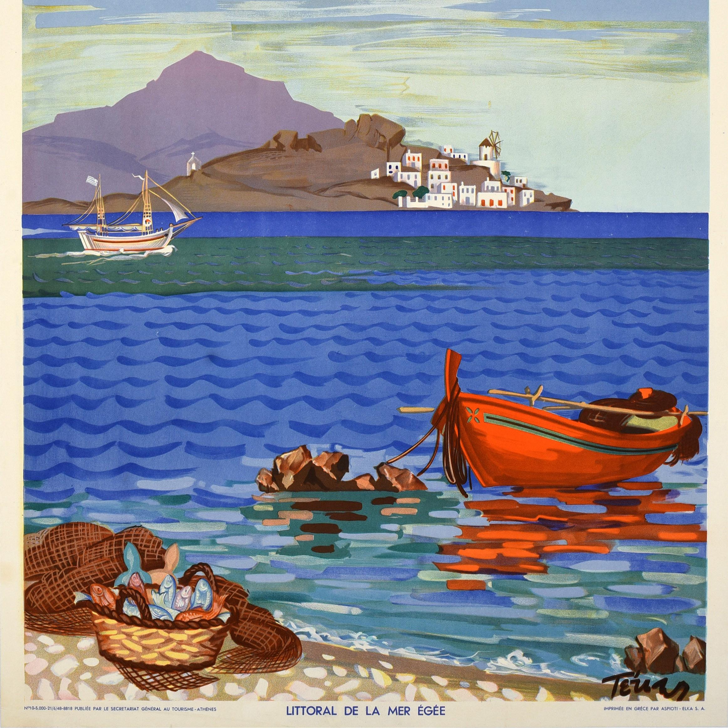 Original Vintage-Reiseplakat - Griechenland Ägäische Küste / Grece Littoral de la mer egee - mit einer farbenfrohen Küstenansicht, die ein hölzernes Ruderboot zeigt, das an einem Felsen vertäut ist und sich im Wasser spiegelt, in der Nähe von