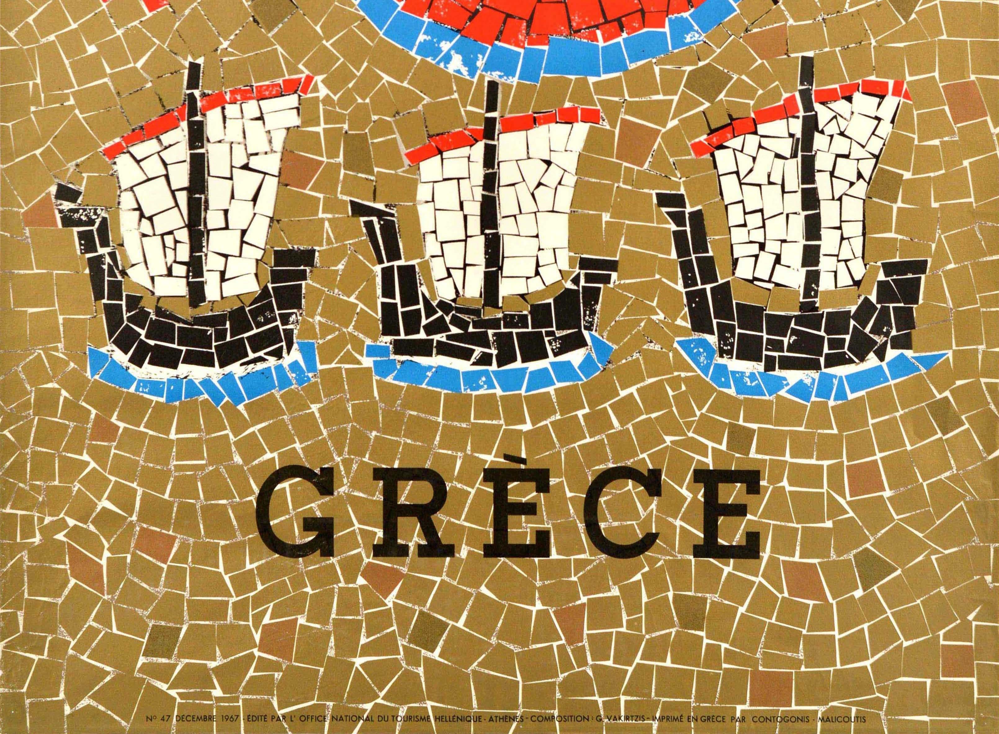 Poster di viaggio originale d'epoca per la Grecia - Griechenland - con un'immagine colorata in stile mosaico che raffigura tre barche a vela con un sole luminoso nel cielo. Buone condizioni, pieghe, strappi, fori di spillo, piccole perdite di carta