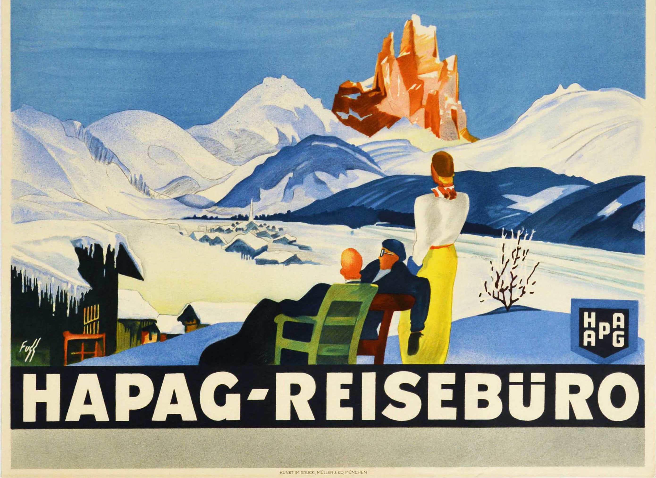 Original-Reiseplakat für das Reisebüro Hapag Reiseburo mit einem atemberaubenden Art-Déco-Design von Albert Fuss (1889-1969), das Menschen zeigt, die sich auf Stühlen ausruhen und den winterlichen Blick über schneebedeckte Dächer und Felder auf die