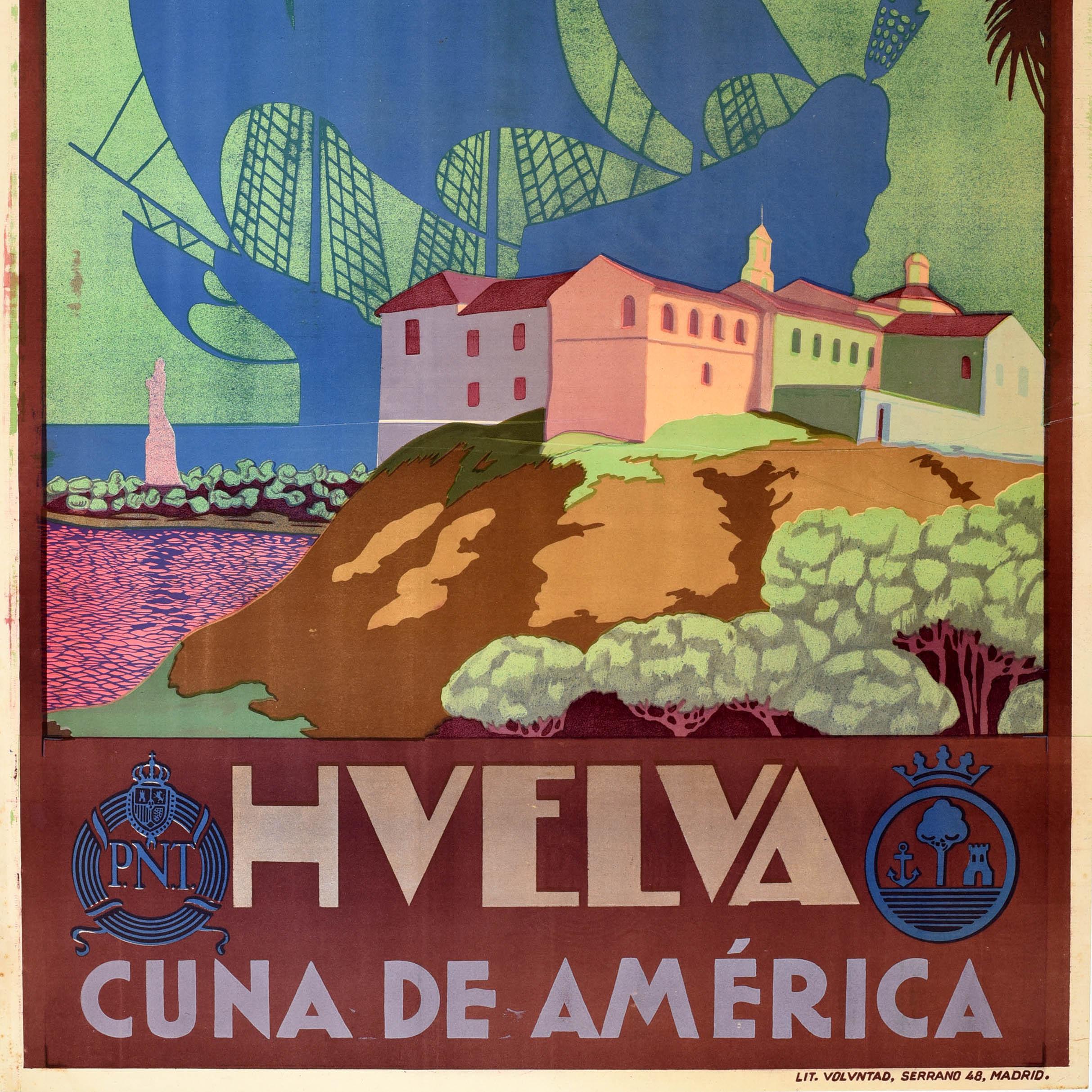 Cartel de viaje original de época emitido por el Patronato Nacional del Turismo PNT para Huelva Cuna de América. Gran diseño que representa la silueta de un gran barco alto a toda vela contra el cielo con edificios tradicionales, pinos mediterráneos