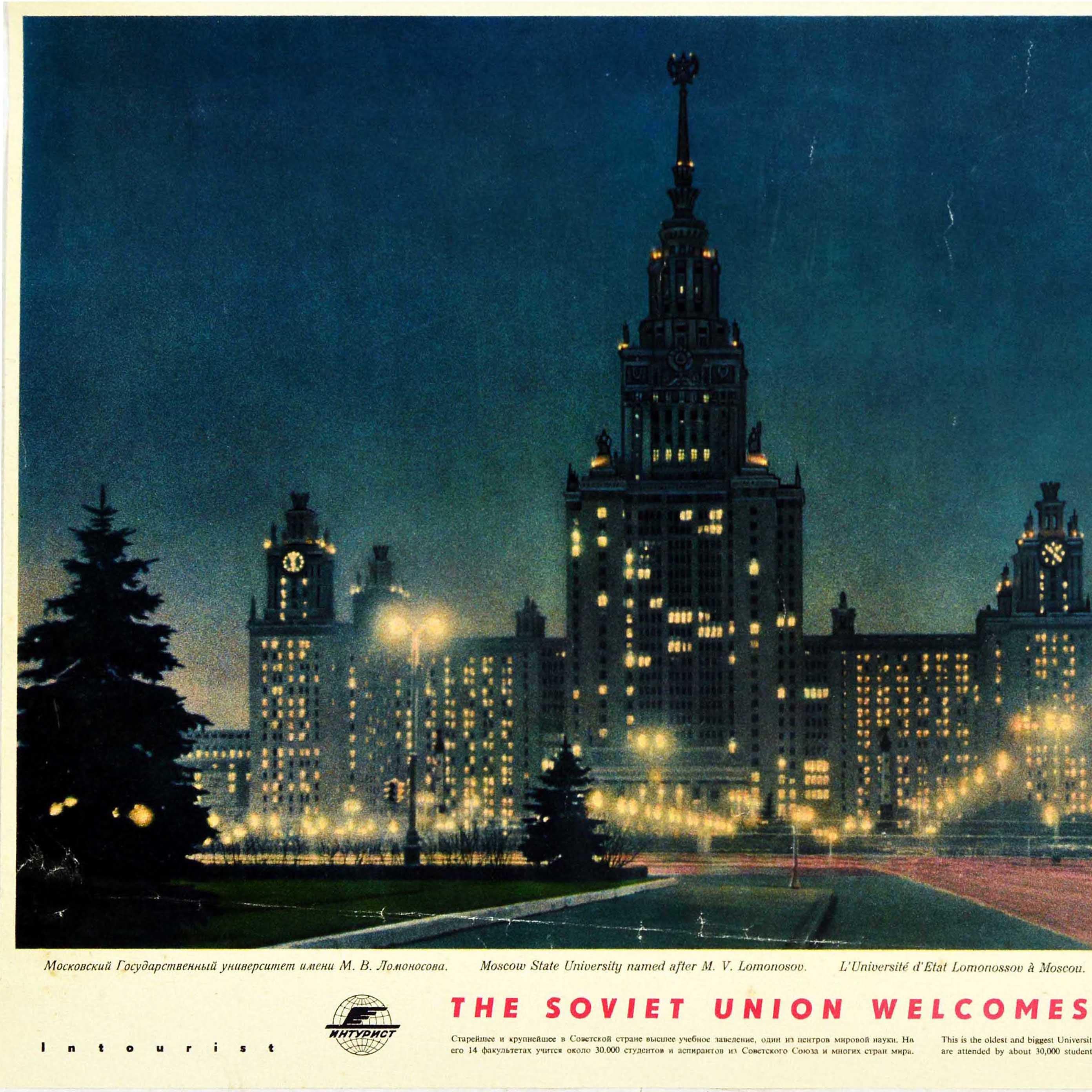Poster di viaggio originale d'epoca - L'Unione Sovietica ti dà il benvenuto! - emesso dalla compagnia di viaggi statale Intourist con una foto notturna che ritrae l'Università Statale di Mosca intitolata a M.V. La Lomonosov è illuminata dal cielo
