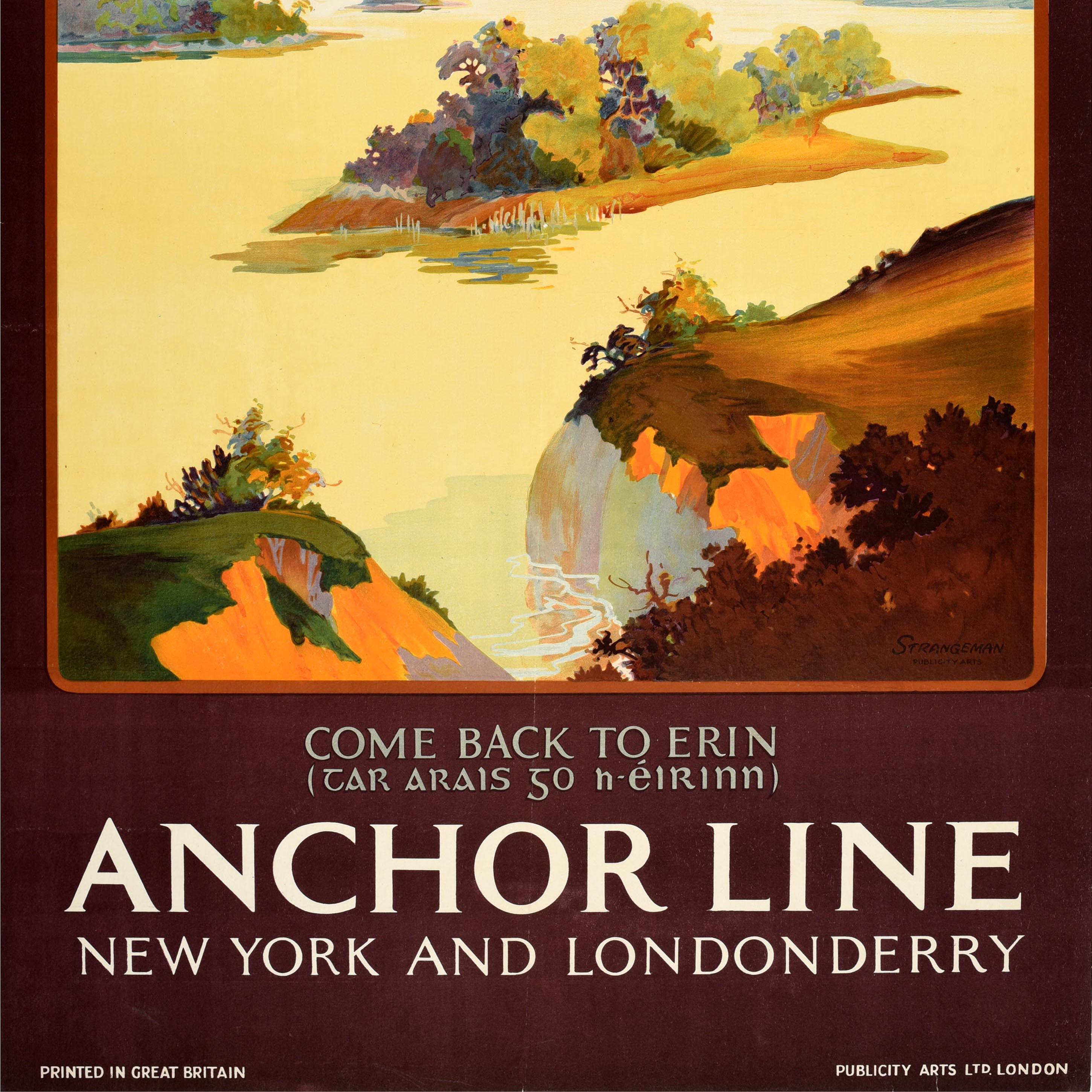 Original Vintage-Reiseplakat für Irland - Come Back to Erin - von Anchor Line New York and Londonderry - Das Motiv zeigt eine Seeszene mit sanften Hügeln im Hintergrund, eingerahmt von einem kastanienbraunen Rahmen mit weißer und grüner Schrift.