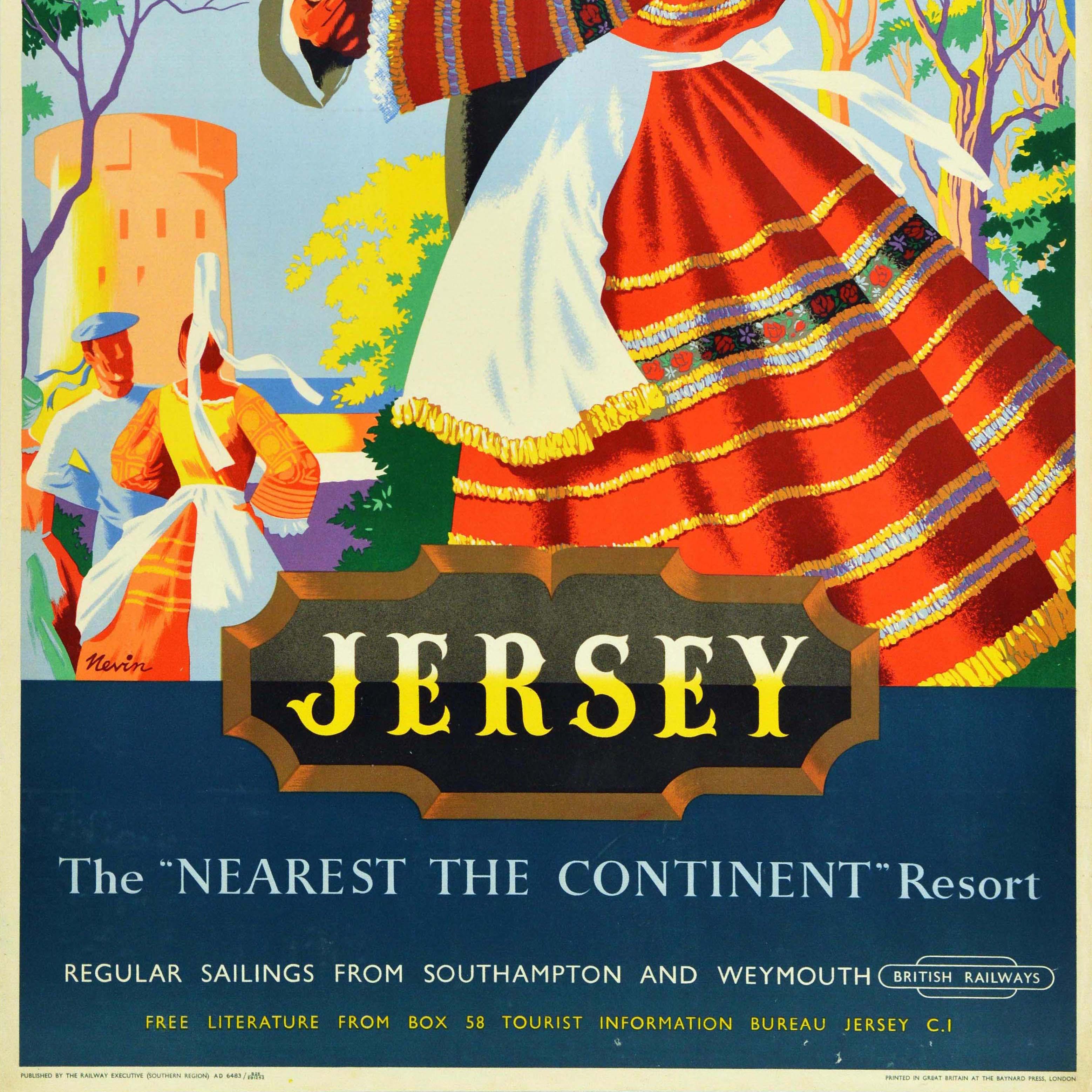 Original Vintage Travel für Jersey The Nearest The Continent Resort mit einem farbenfrohen Bild von tanzenden Paaren in traditionellen Kleidern und Anzügen mit wehenden Bändern an ihren Hüten, die den Betrachter mit Bäumen und einem alten Turm vor