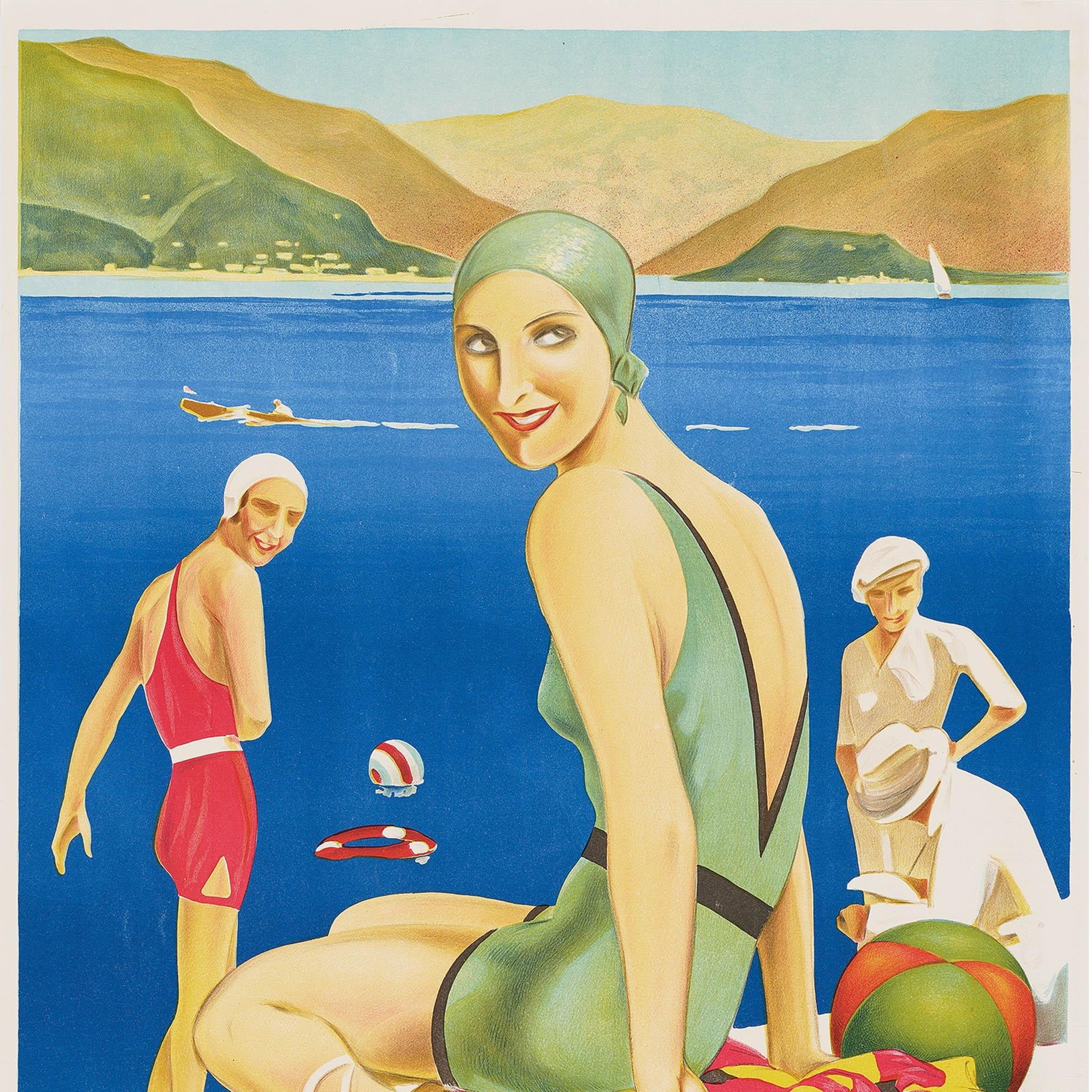 Original Vintage-Reiseplakat für den Comer See Italien mit einer atemberaubenden Art-Deco-Szene mit Menschen in modischer Sommerkleidung und eleganten Badeanzügen im Vordergrund, einer Dame, die auf einem bunten Handtuch neben einem Strandball