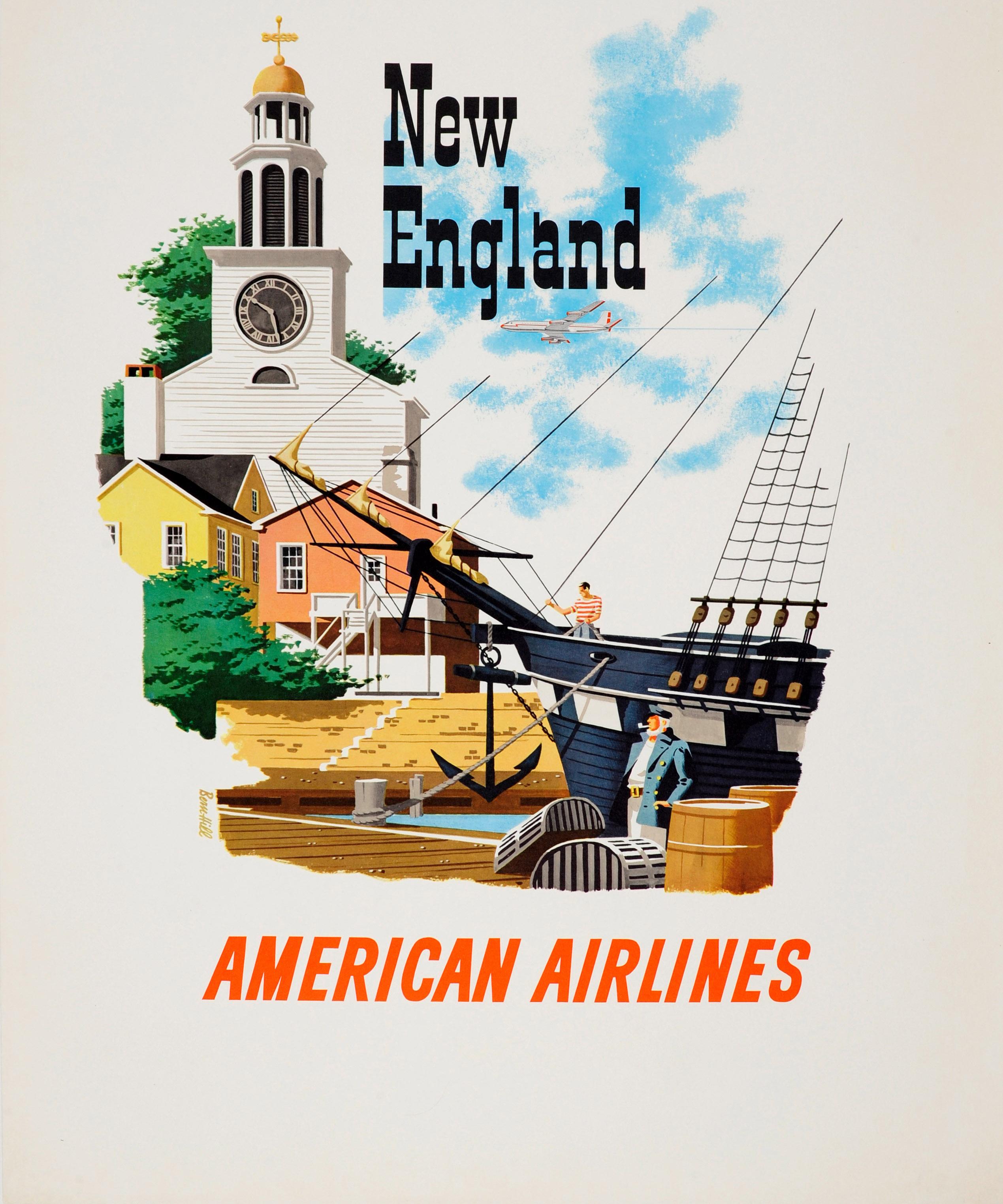 Poster di viaggio originale d'epoca che pubblicizza il New England di American Airlines con un aereo che vola sotto il testo del titolo su una veduta di edifici e una tradizionale chiesa bianca in legno con orologio davanti a degli alberi, una nave