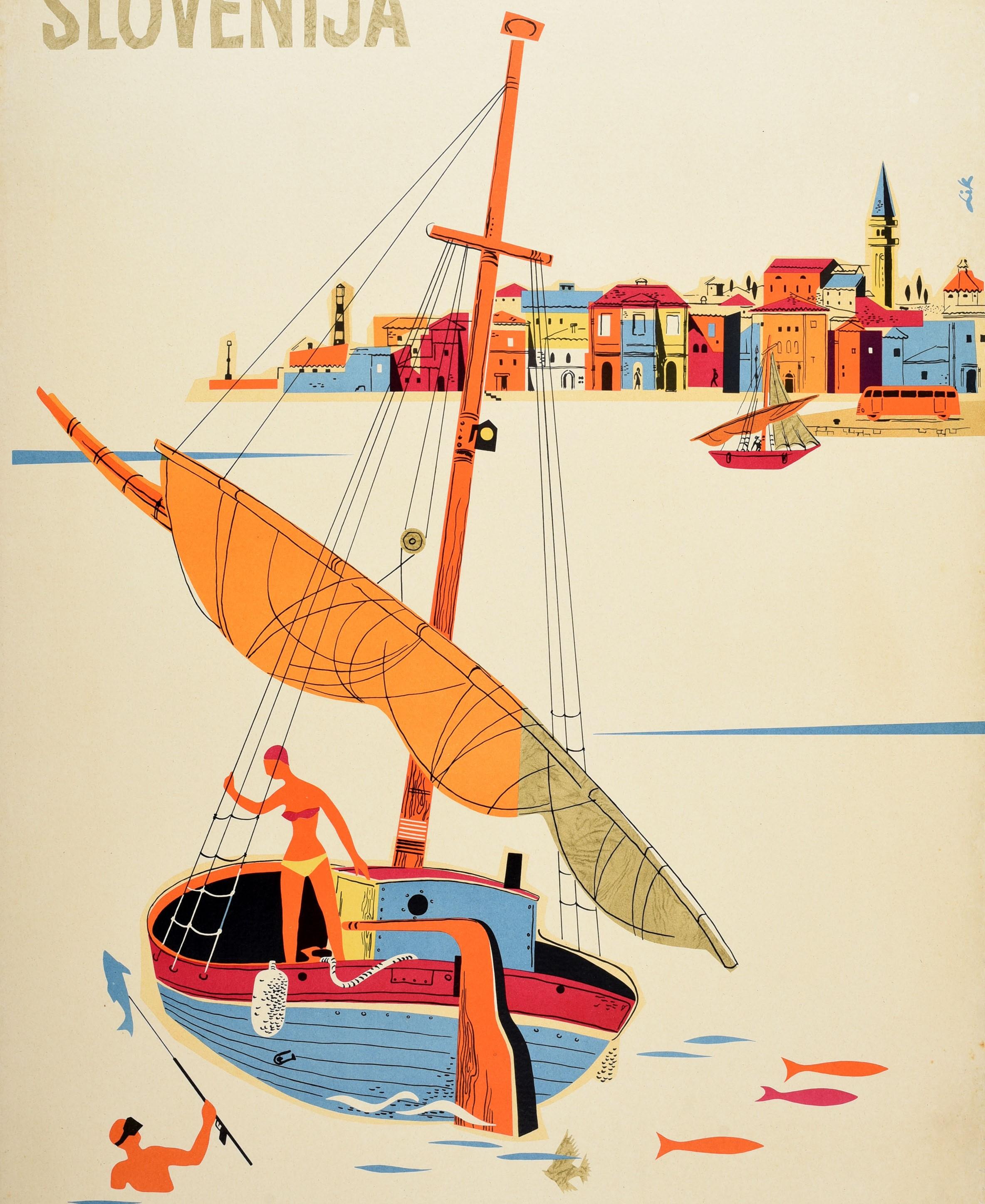 Poster di viaggio originale d'epoca per la Slovenia Jugoslavia / Slovenija Jugoslavia con un'illustrazione colorata di una donna in bikini su una barca a vela in legno, che si tiene alle corde e guarda un uomo in mare che tiene in mano un pesce