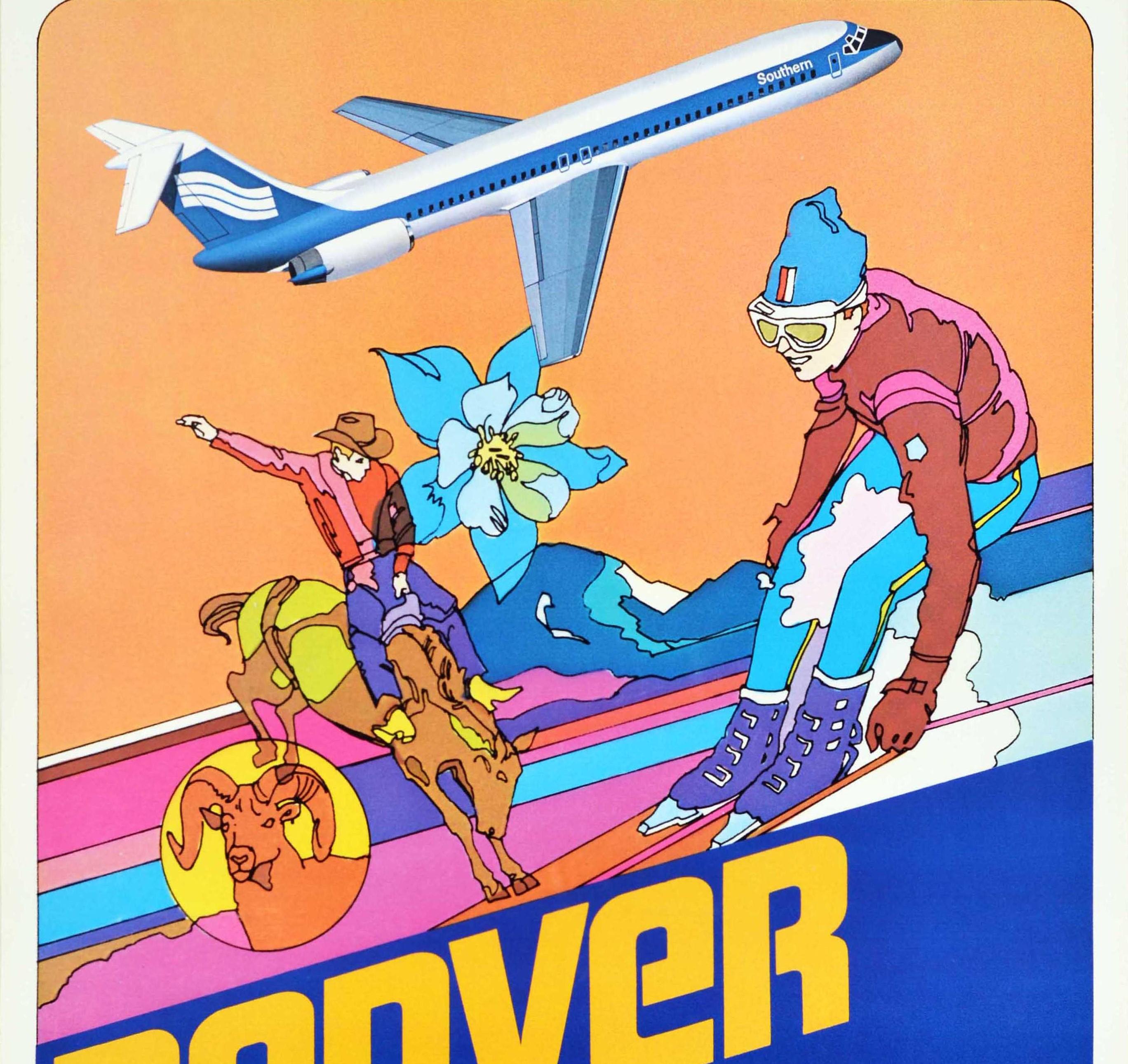 Poster di viaggio originale d'epoca della Denver Southern Airways (1944-1979) con un disegno diagonale colorato che raffigura le illustrazioni di una persona che scia e di un cowboy da rodeo bucking bronco su un cavallo davanti a montagne in