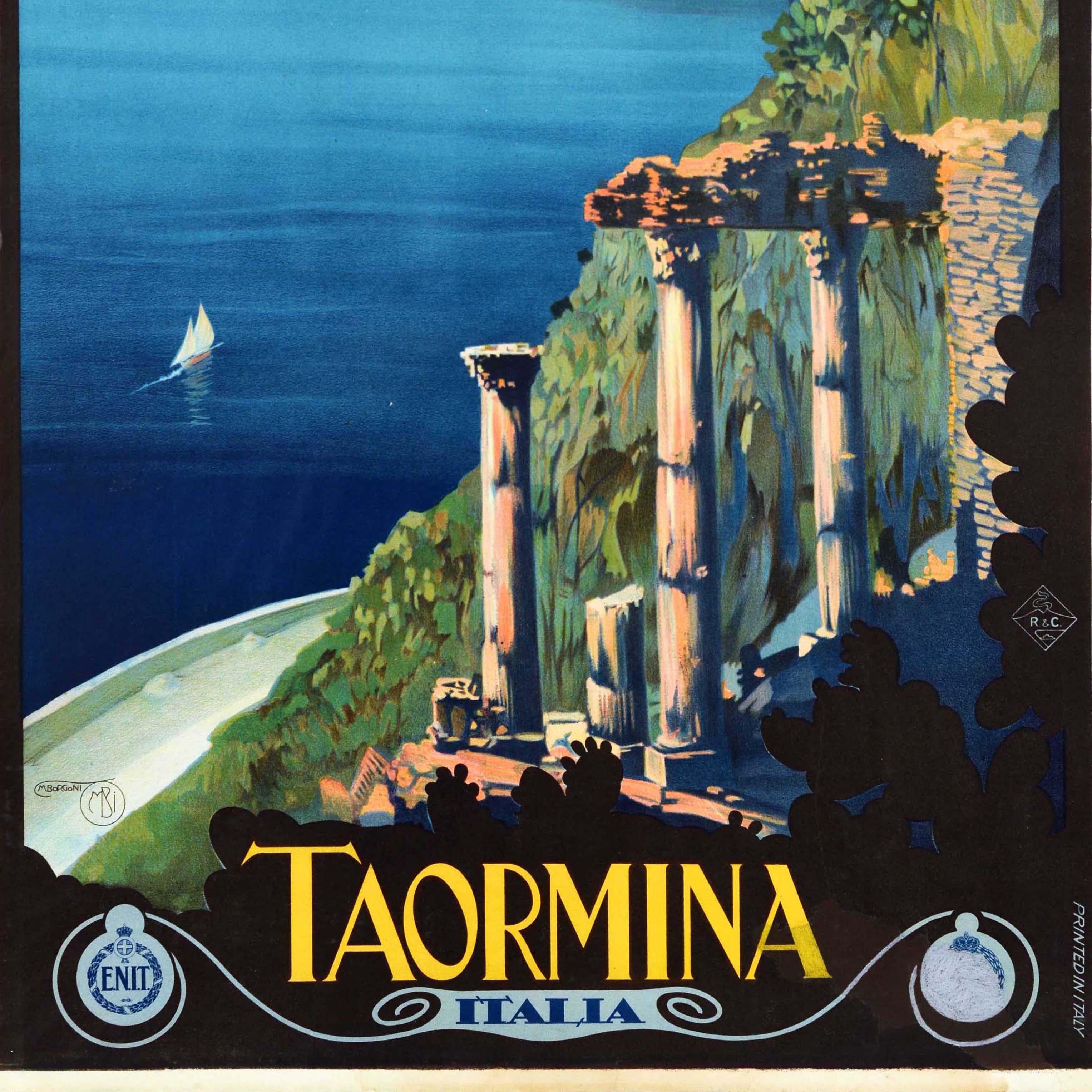 Poster di viaggio originale d'epoca di Taormina Italia con una splendida immagine della città collinare siciliana con una vista sulle antiche rovine e sulle barche a vela nel mare calmo e blu che conduce intorno alla costa fino all'Etna innevato in