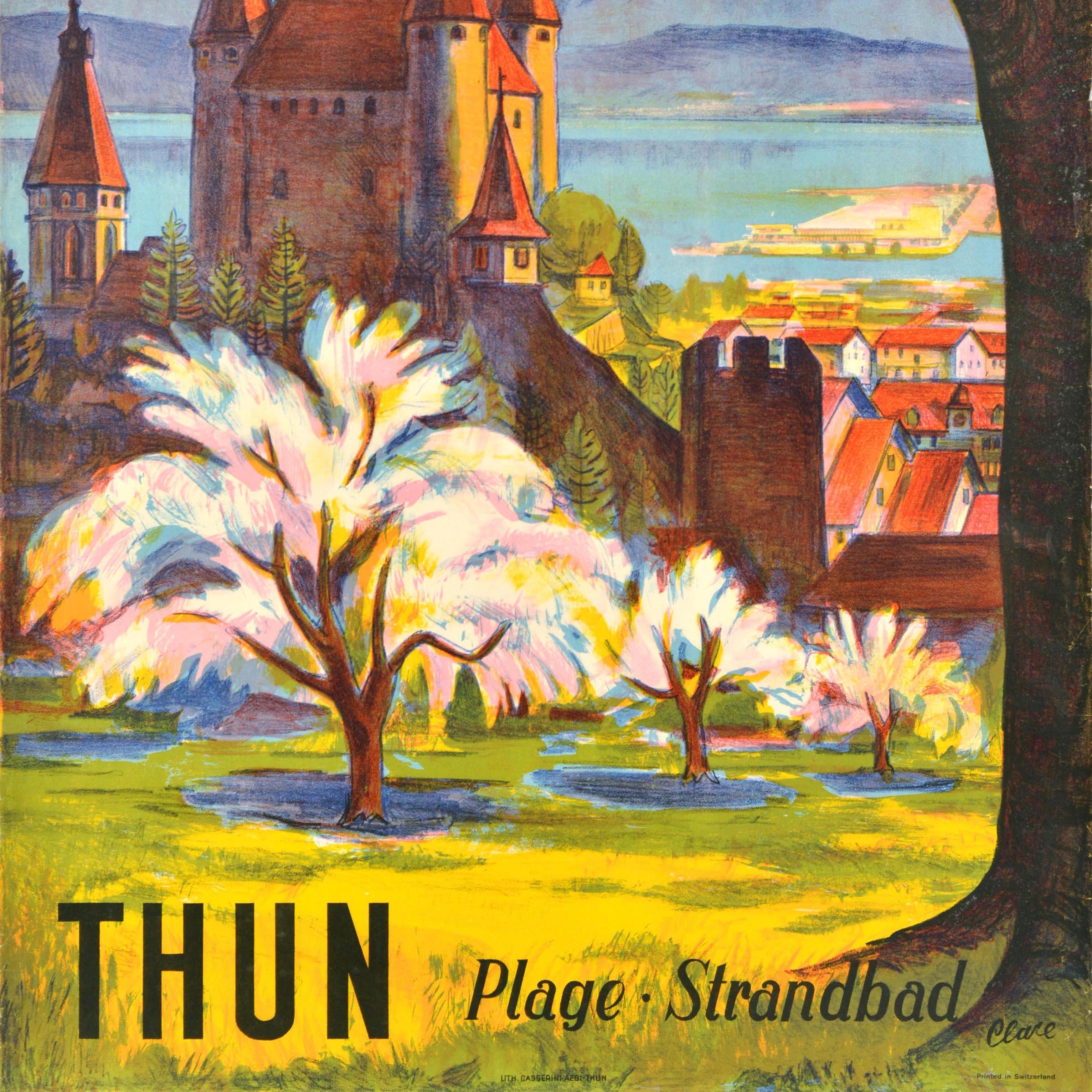 Poster di viaggio originale d'epoca per la storica città svizzera di Thun, nella regione dell'Oberland Bernese, con un'illustrazione colorata che raffigura una vista panoramica del castello Schloss Thun del XII secolo con alberi in primo piano e le