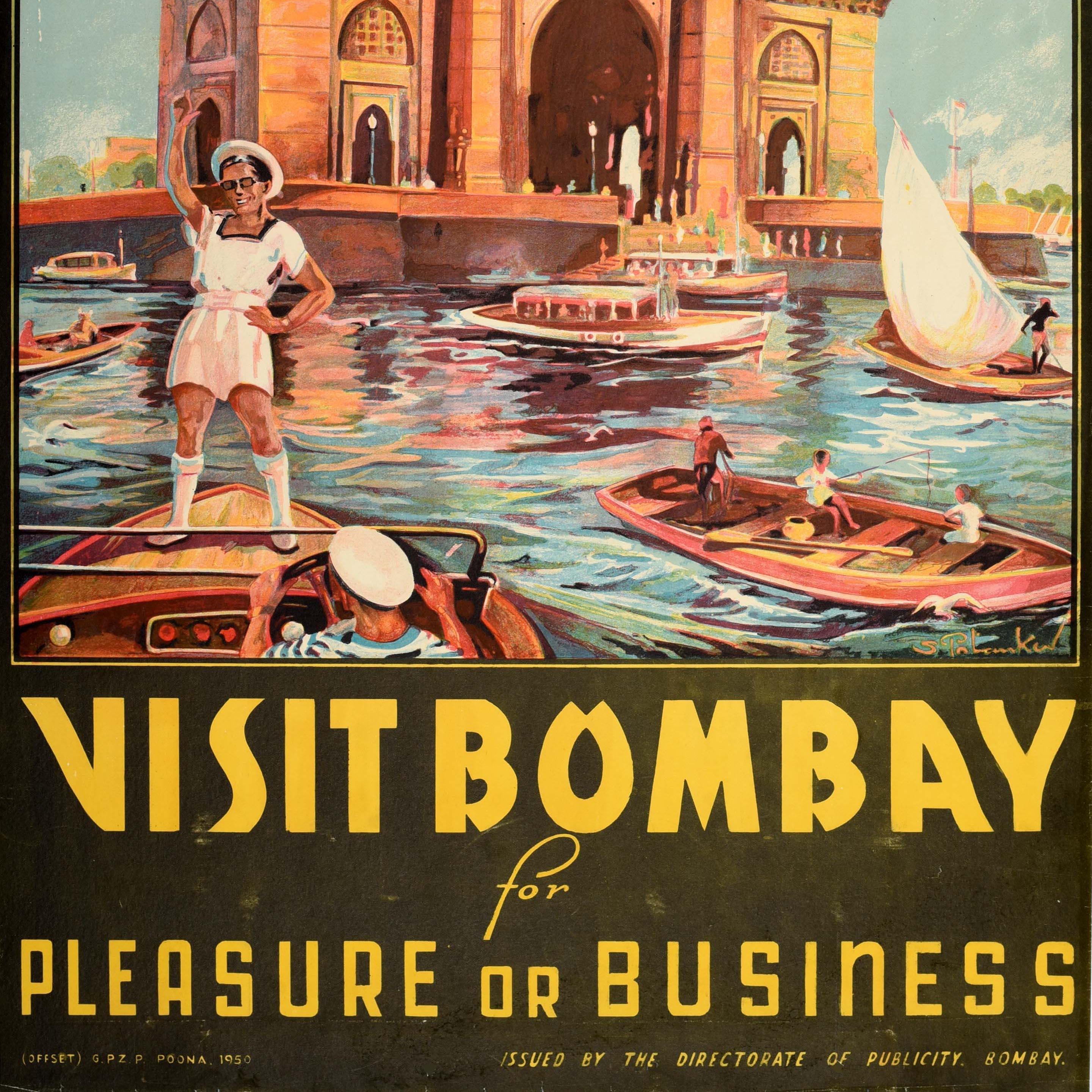 Original Vintage-Reiseplakat - Visit Bombay for Pleasure or Business - mit Booten, die auf der belebten Uferpromenade segeln, mit dem Gateway of India-Denkmal im Hintergrund, einem Mann in Matrosenuniform und Sonnenbrille, der dem Betrachter