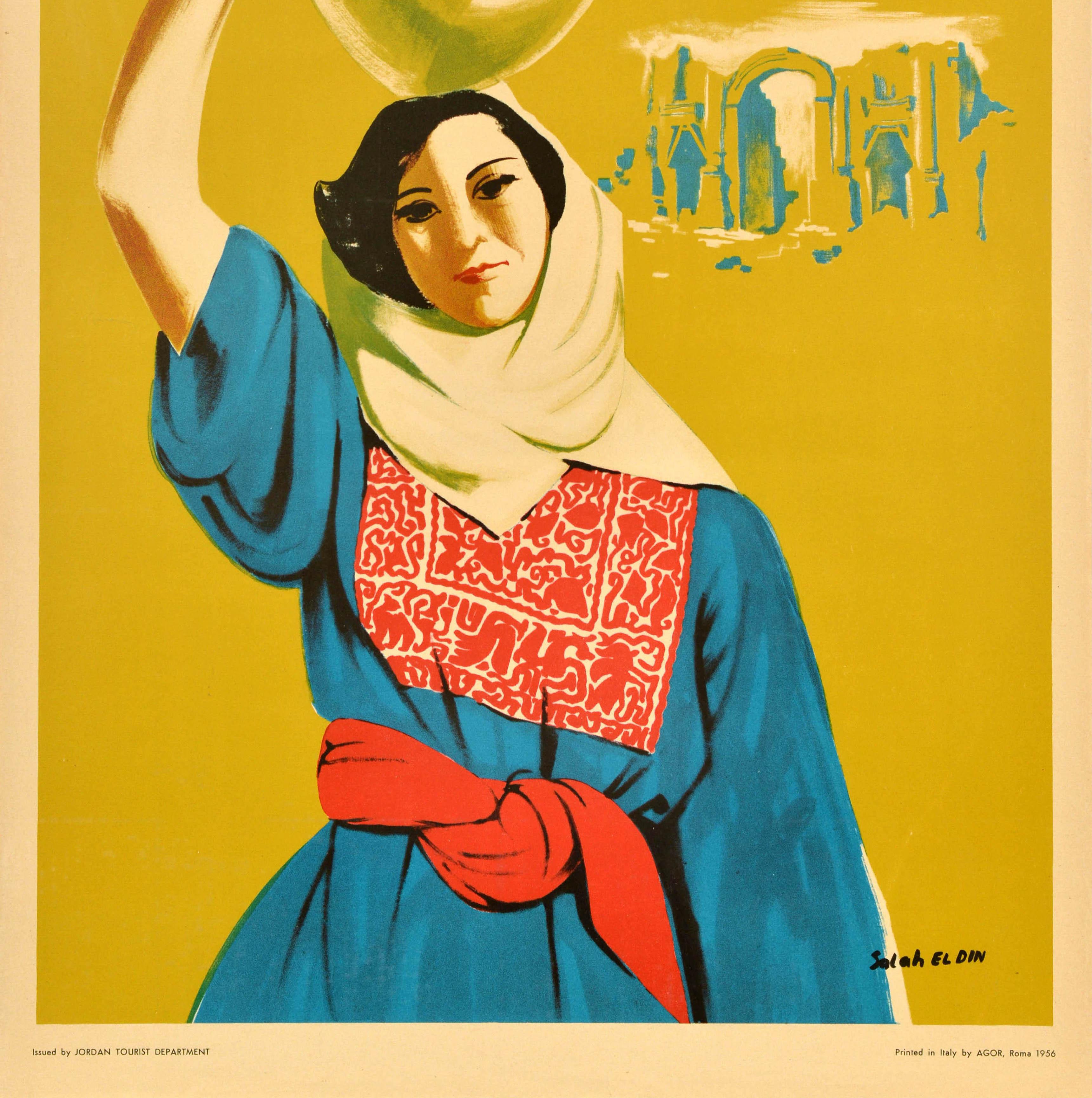 Poster di viaggio originale d'epoca - Visit Jordan - con una grande illustrazione di una donna in abiti tradizionali che tiene una brocca sulla testa con antiche rovine alle sue spalle, su uno sfondo giallo senape con il titolo in grassetto in