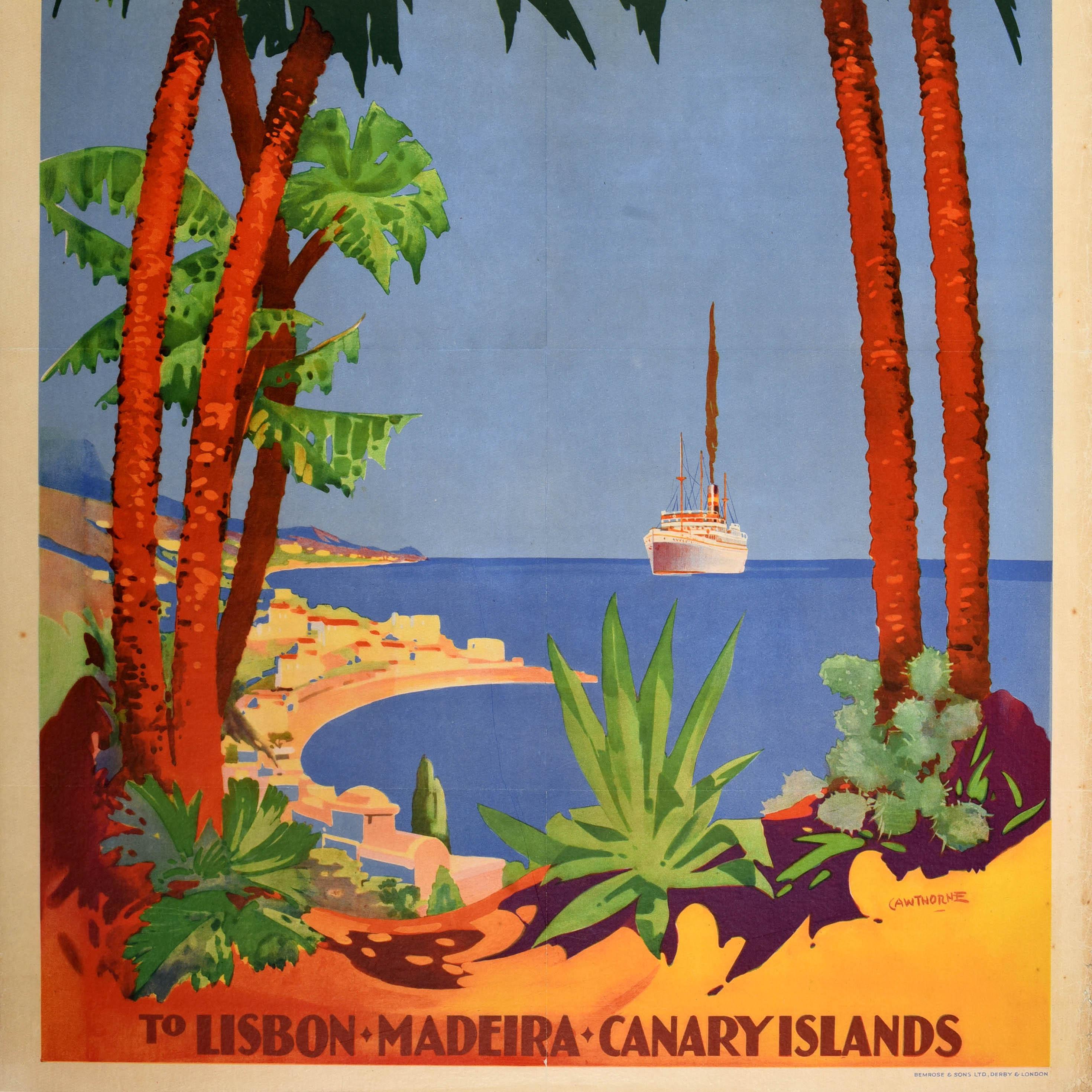 Affiche de voyage vintage originale annonçant les croisières Yeoward Line Sunshine à destination de Lisbonne, Madère et les îles Canaries, représentant un paquebot en mer naviguant vers le spectateur sur l'eau bleue le long de la côte par une ville