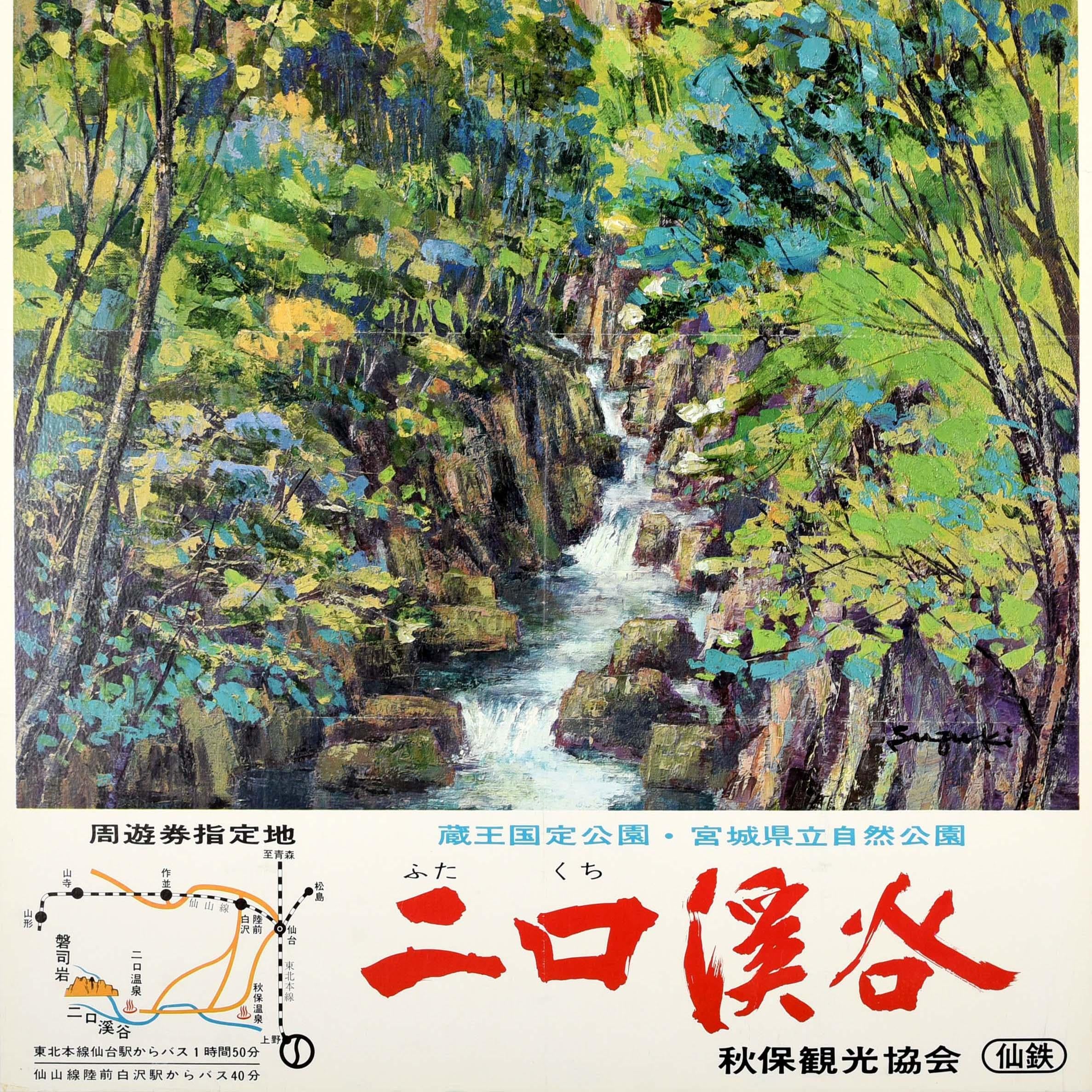 Poster di viaggio originale d'epoca del Giappone per le destinazioni turistiche del Parco Nazionale Zao Quasi e del Parco Naturale della Prefettura di Miyagi, con un'opera d'arte scenografica che raffigura cascate che scorrono lungo un fiume con una