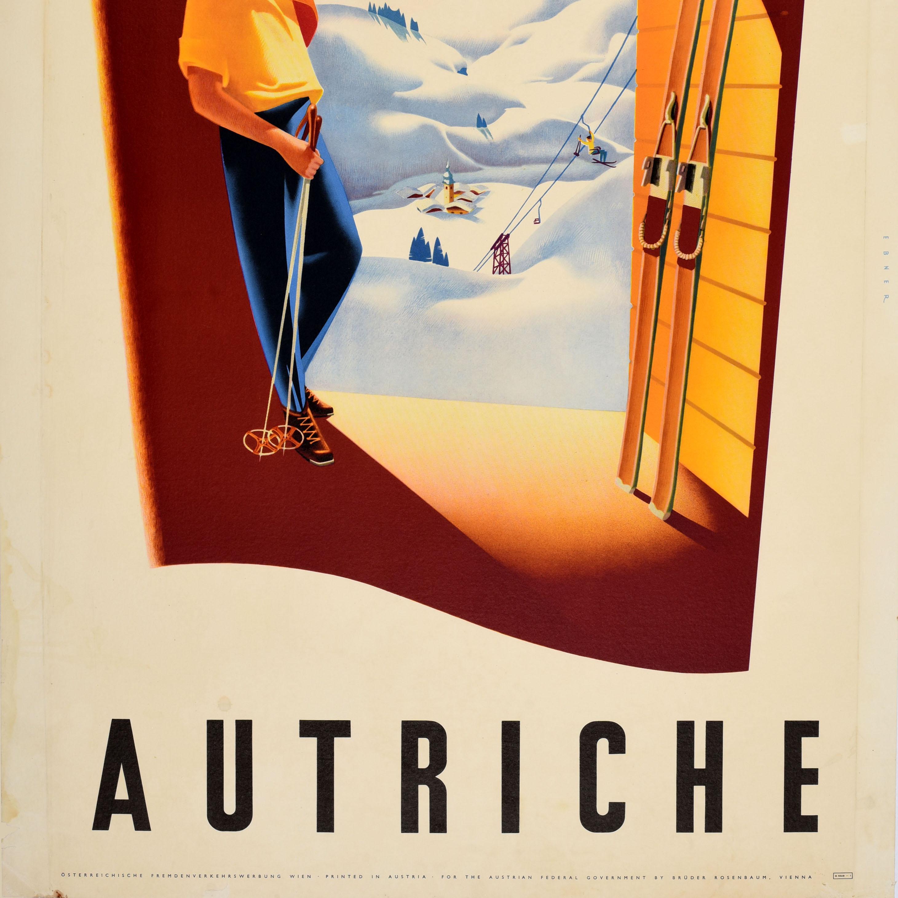 Cartel original de época de viajes y deportes de invierno de Austria / Autriche con una gran imagen de un esquiador apoyado en una puerta sosteniendo sus bastones de esquí con los esquís contra la puerta, mirando hacia las pistas nevadas y un