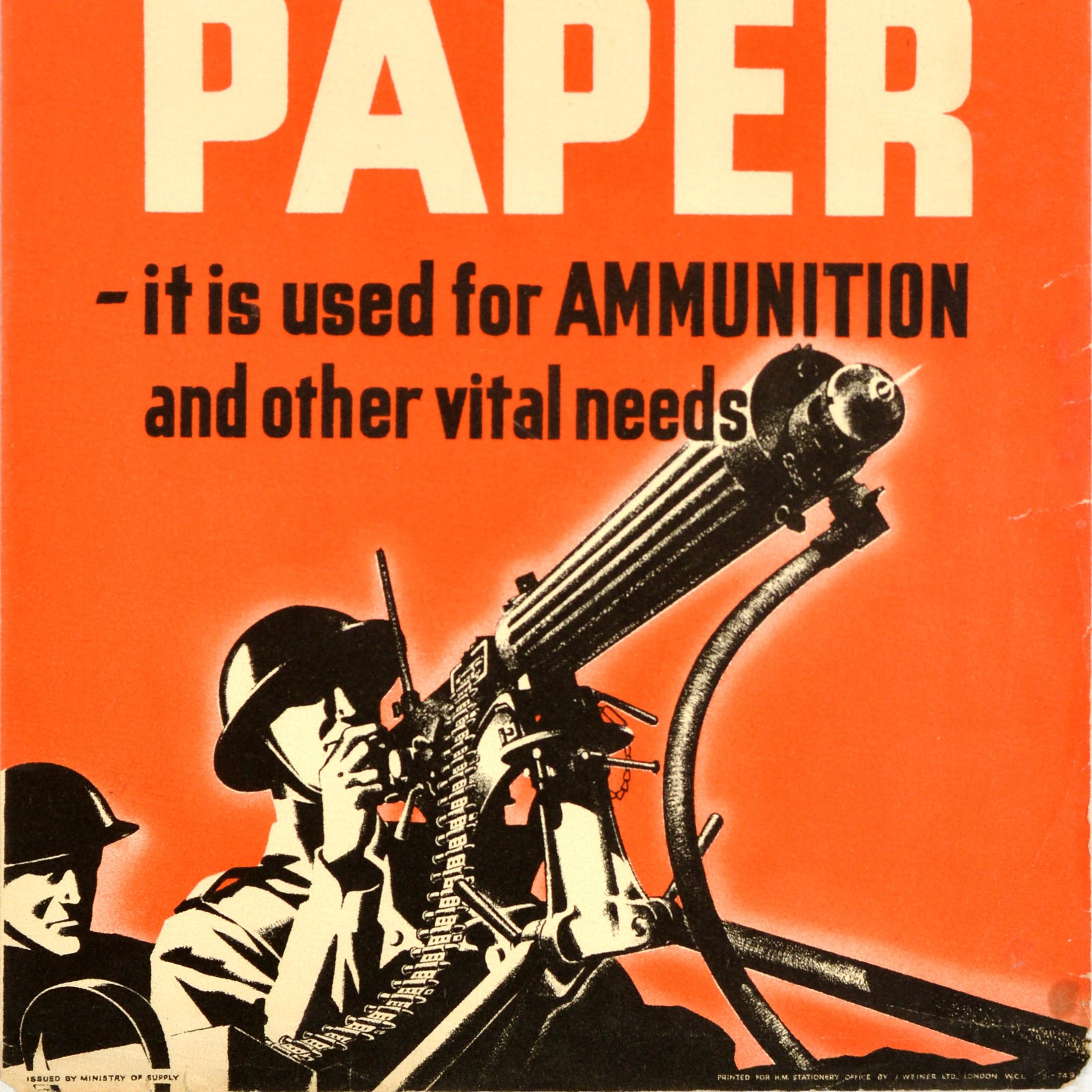 Manifesto originale d'epoca sul fronte interno della Seconda Guerra Mondiale per il riciclaggio - Metti fuori la carta straccia È usata per le munizioni e altre necessità vitali - con un'immagine drammatica di un soldato che spara con una