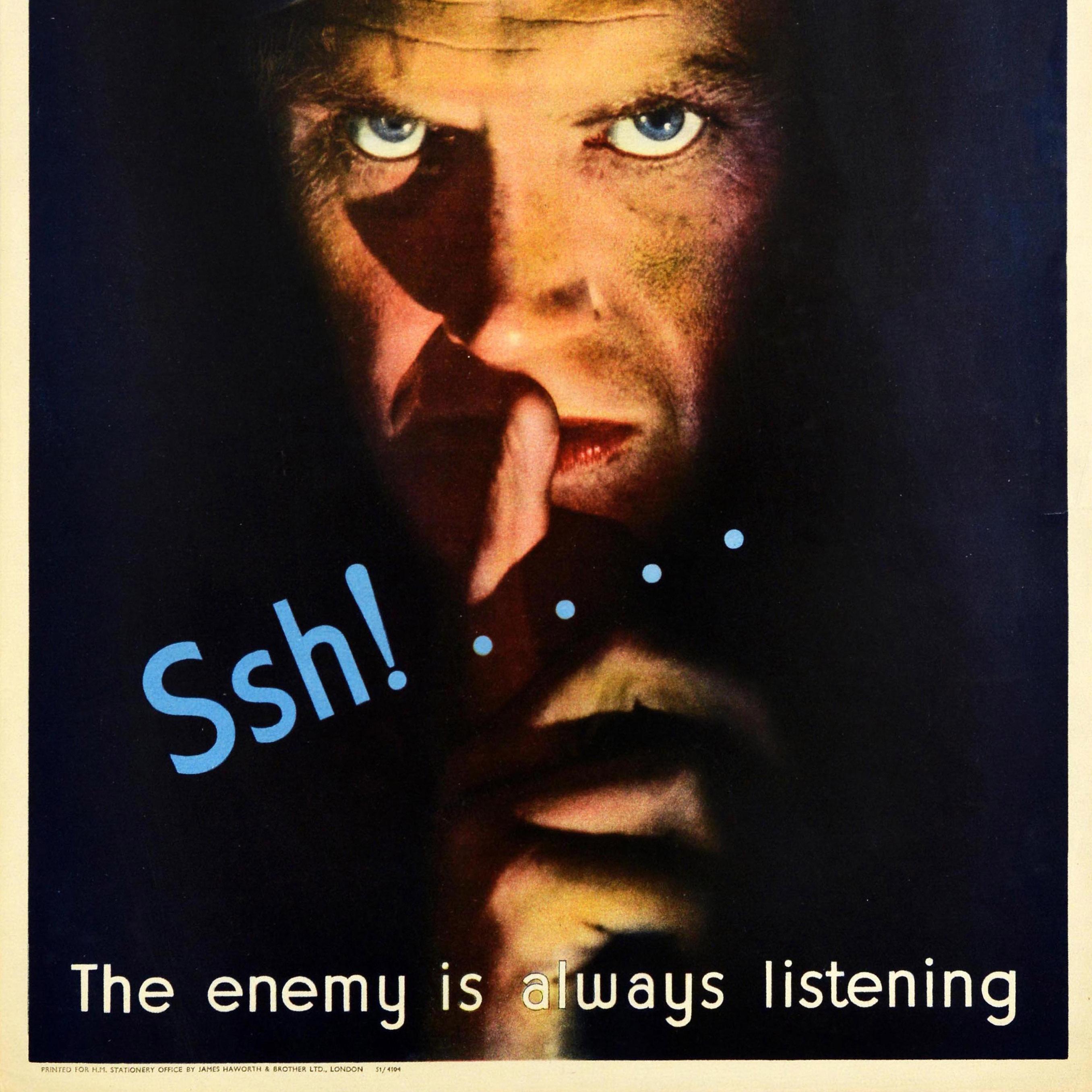 Cartel original de época de la Segunda Guerra Mundial - ¡Ssh! El enemigo siempre está escuchando - con una imagen dinámica que muestra a un hombre con uniforme militar que mira al espectador con una advertencia sobre la charla descuidada y sobre