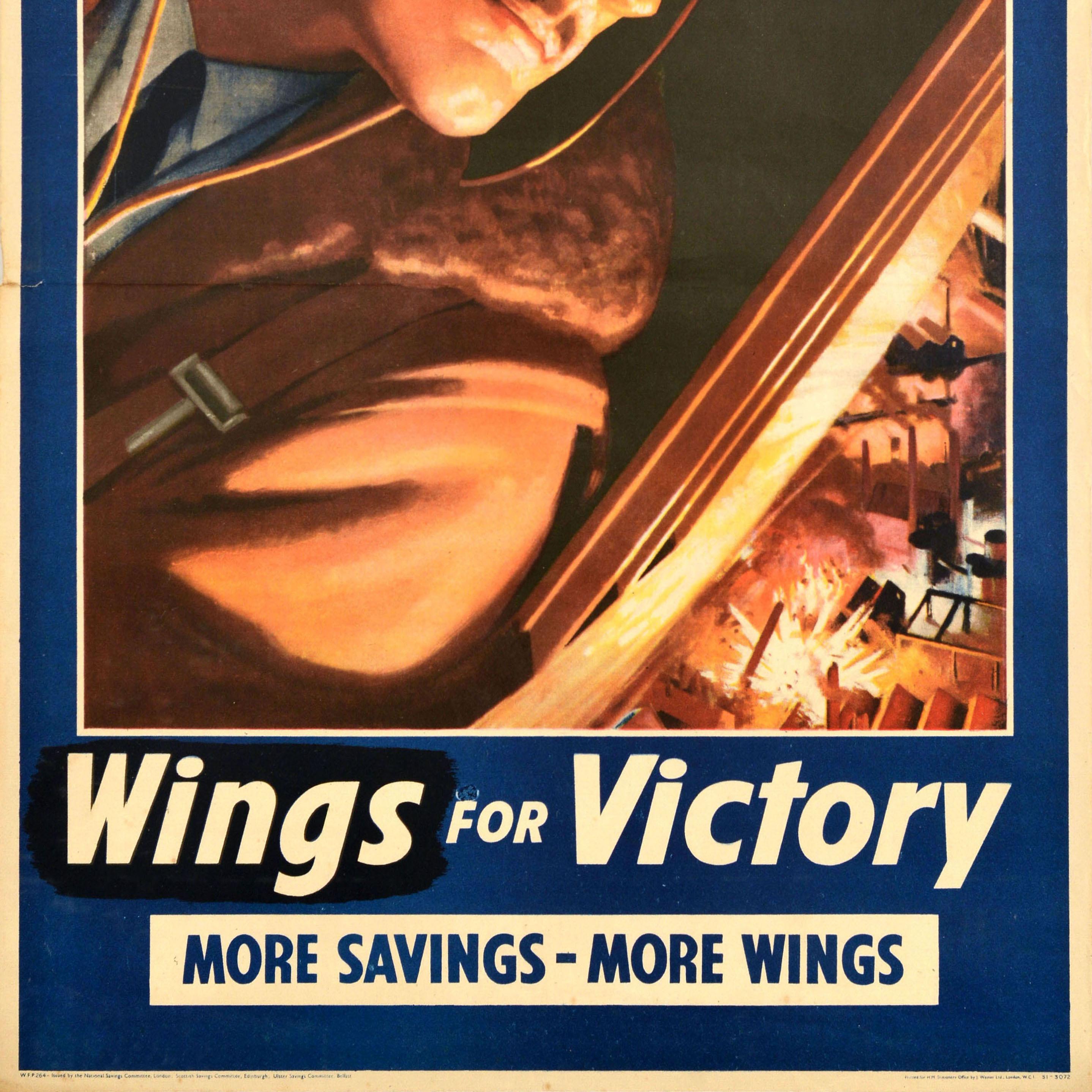 Cartel original de época de la Segunda Guerra Mundial - Alas para la Victoria Más Ahorro Más Alas - con una ilustración militar de un piloto de la Real Fuerza Aérea Británica RAF con bigote, que lleva camisa elegante y corbata bajo el abrigo,