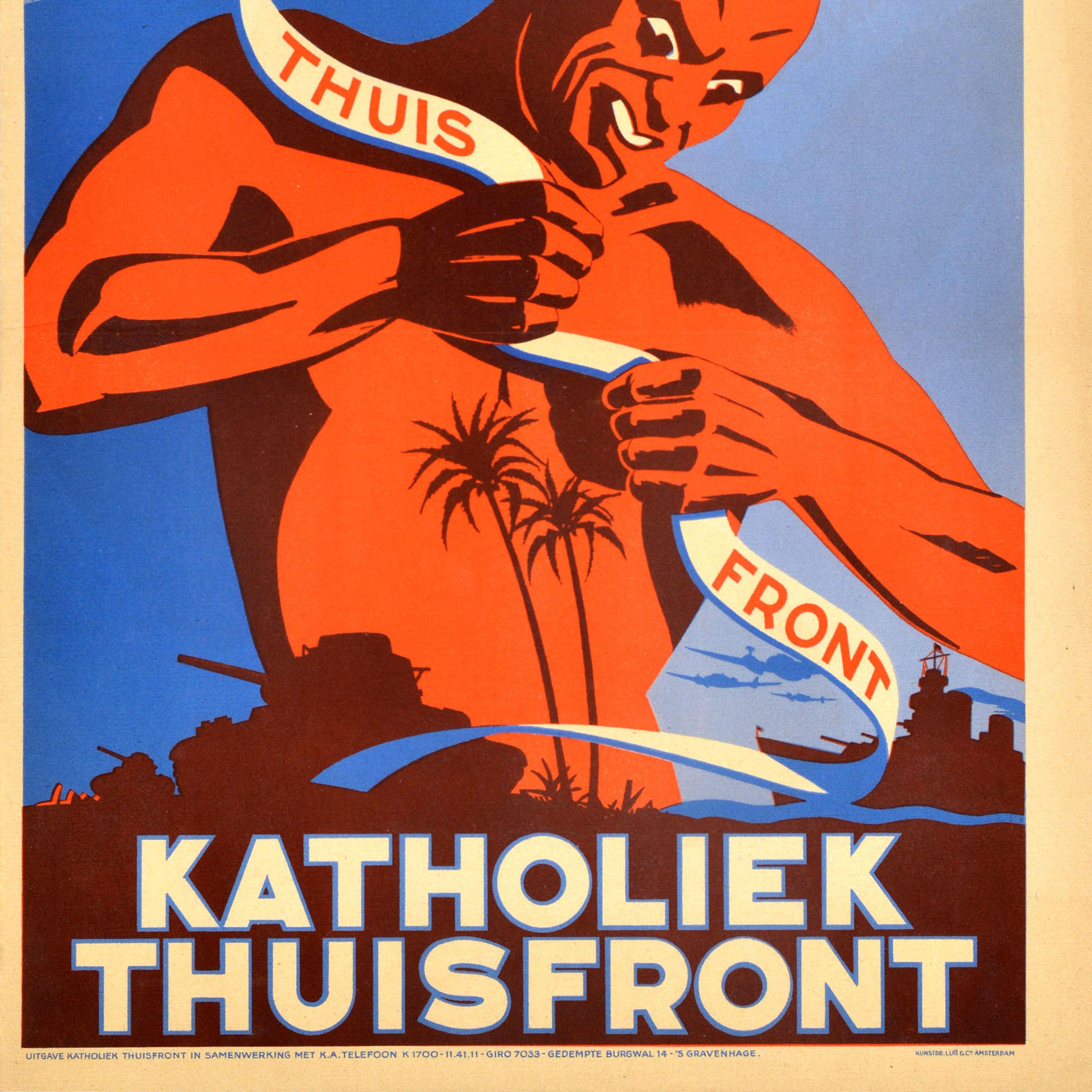 Affiche de propagande originale de la Seconde Guerre mondiale, publiée par le Katholiek Thuisfront / Front intérieur catholique, présentant deux illustrations de silhouettes de chars d'assaut au milieu de palmiers et un navire de guerre en mer avec