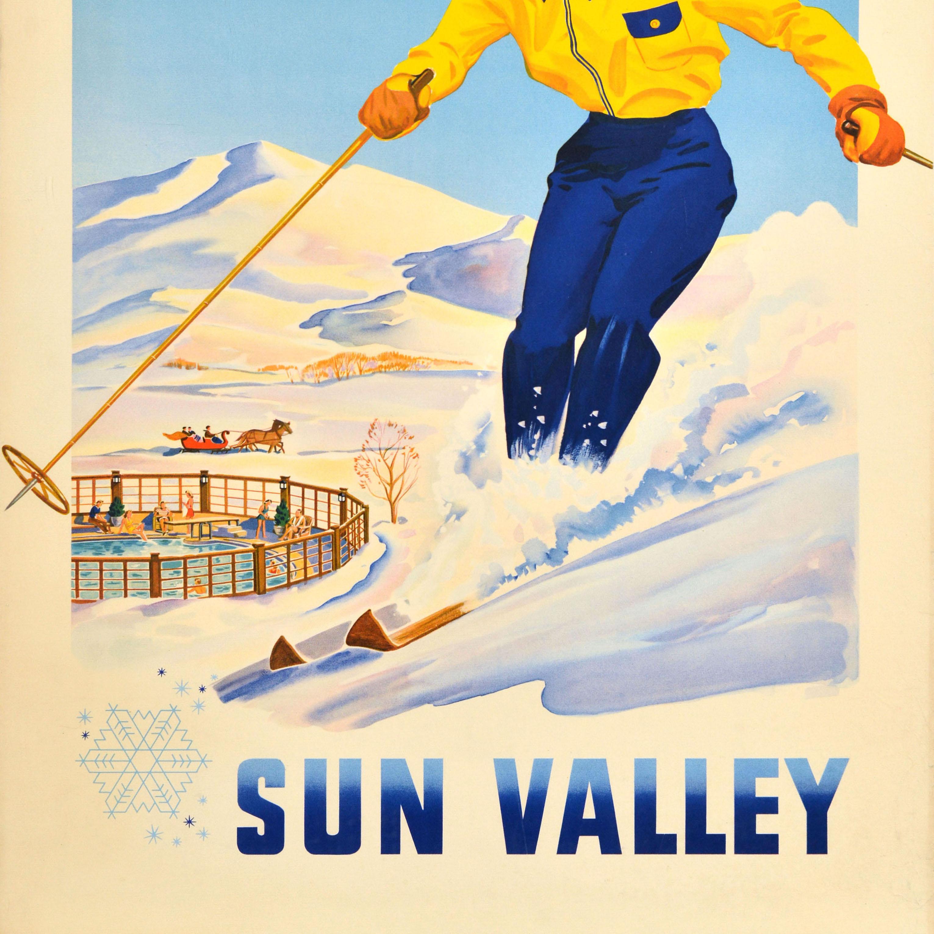 Original Vintage Wintersport Reiseplakat - Dieser Winter Sun Valley - mit einem großen Bild von einer lächelnden Dame in einem gelben und blauen Skianzug Skifahren auf einem verschneiten Hang mit der Geschwindigkeit mit Menschen genießen Schwimmen