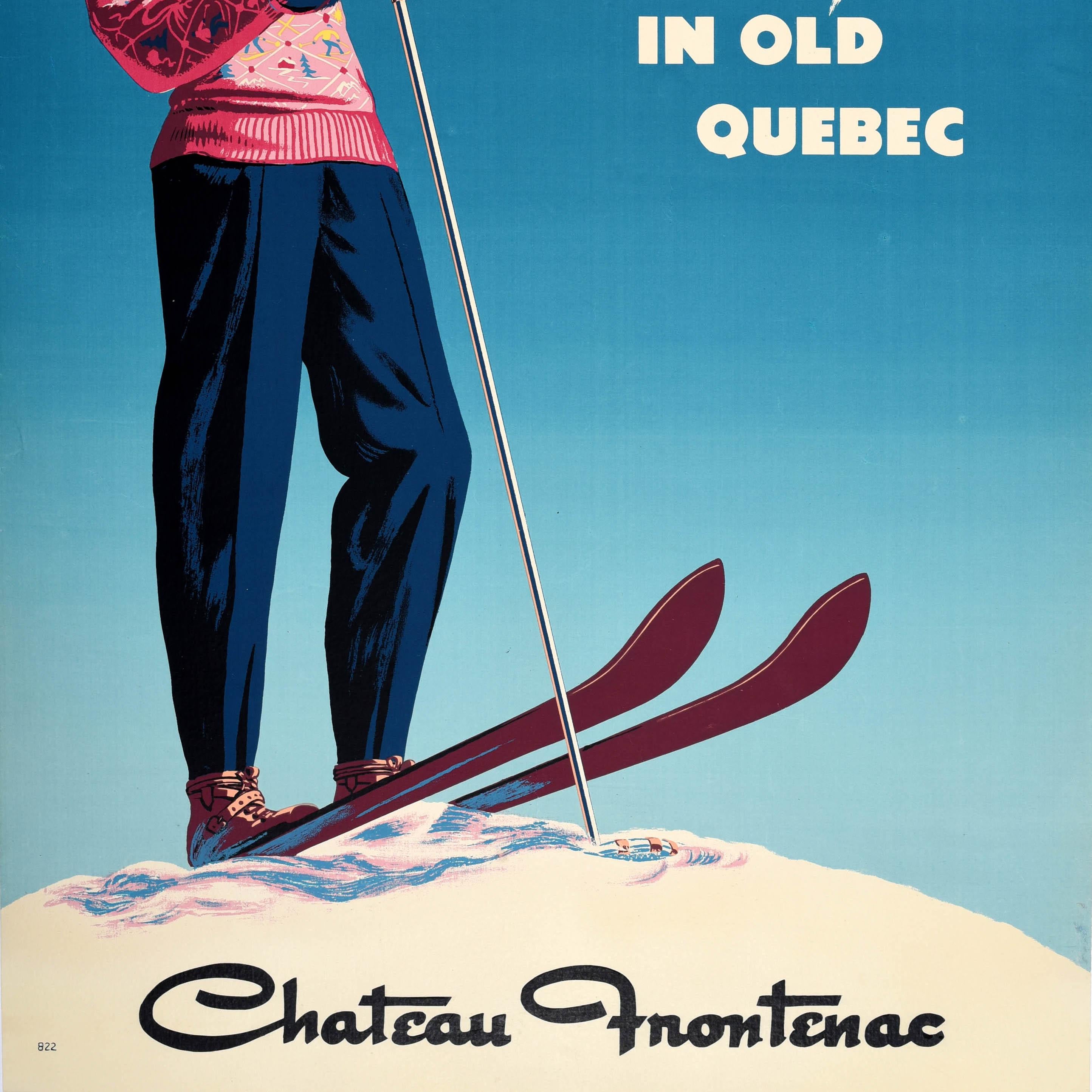 Poster originale d'epoca sugli sport invernali - Ski in Old Quebec Chateau Frontenac - con una splendida grafica che raffigura una sorridente signora dai capelli biondi che indossa un maglione rosa a fantasia con piccole immagini di chalet e alberi