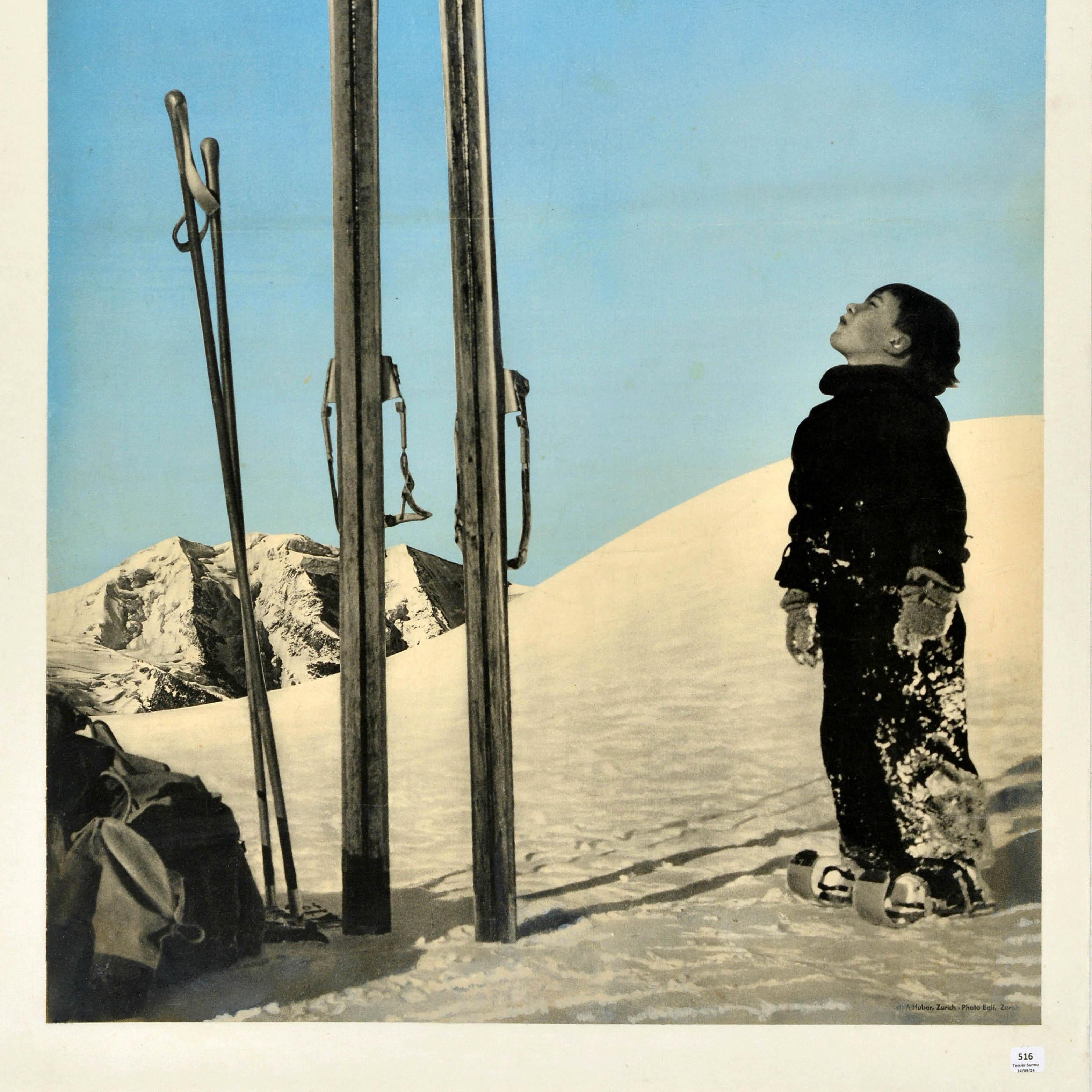 Originale poster d'epoca sugli sport invernali per la famosa località di Pontresina Suisse / Svizzera con una fotografia in bianco e nero di un ragazzo in piedi su piccoli sci curvi con la neve sui pantaloni, che guarda verso l'alto un paio di sci e
