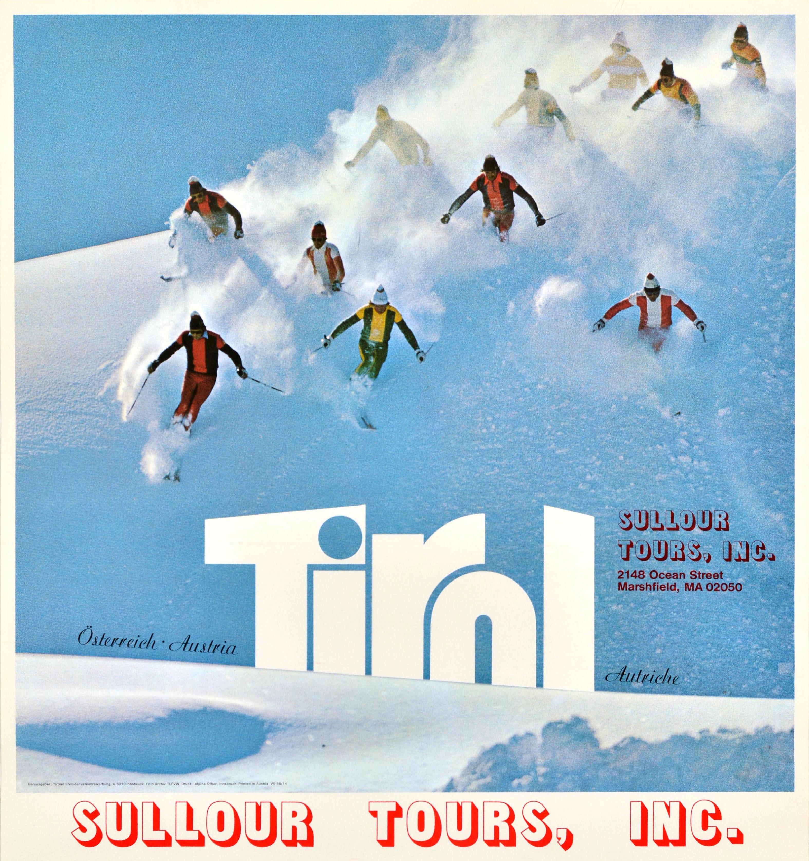 Poster pubblicitario d'epoca per gli sport invernali e lo sci del Tirolo Osterreich Austria Autriche con una fotografia dinamica di sciatori che scendono da una montagna in velocità con la neve che spruzza dietro di loro, un elenco delle città da
