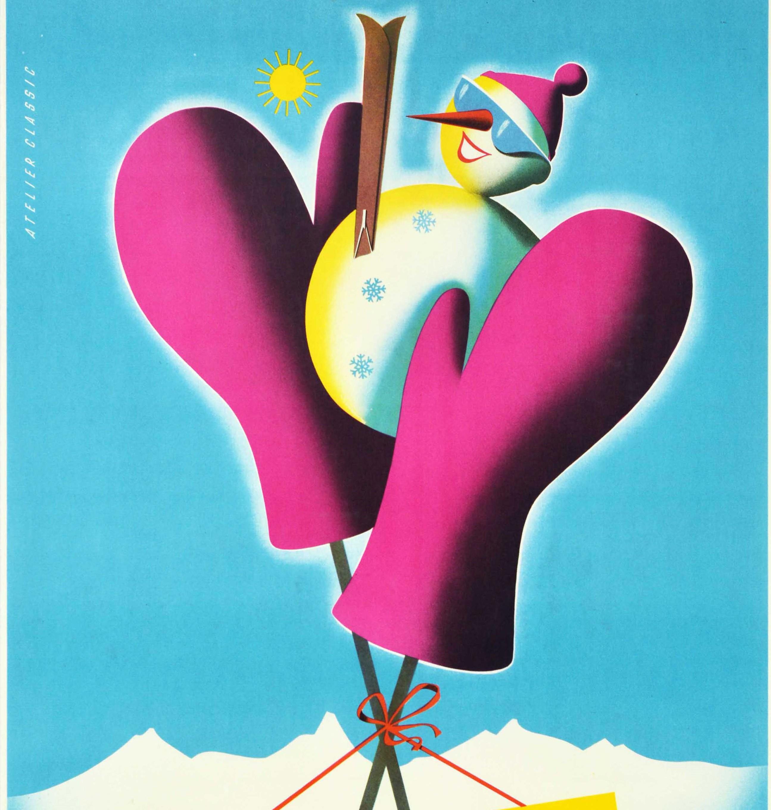 Poster di viaggio invernale originale d'epoca per l'Otztal Tirol, Austria, con una divertente illustrazione sciistica di muffole rosa in cima ai bastoncini da sci che tengono un pupazzo di neve con il titolo legato in un nastro intorno, il pupazzo