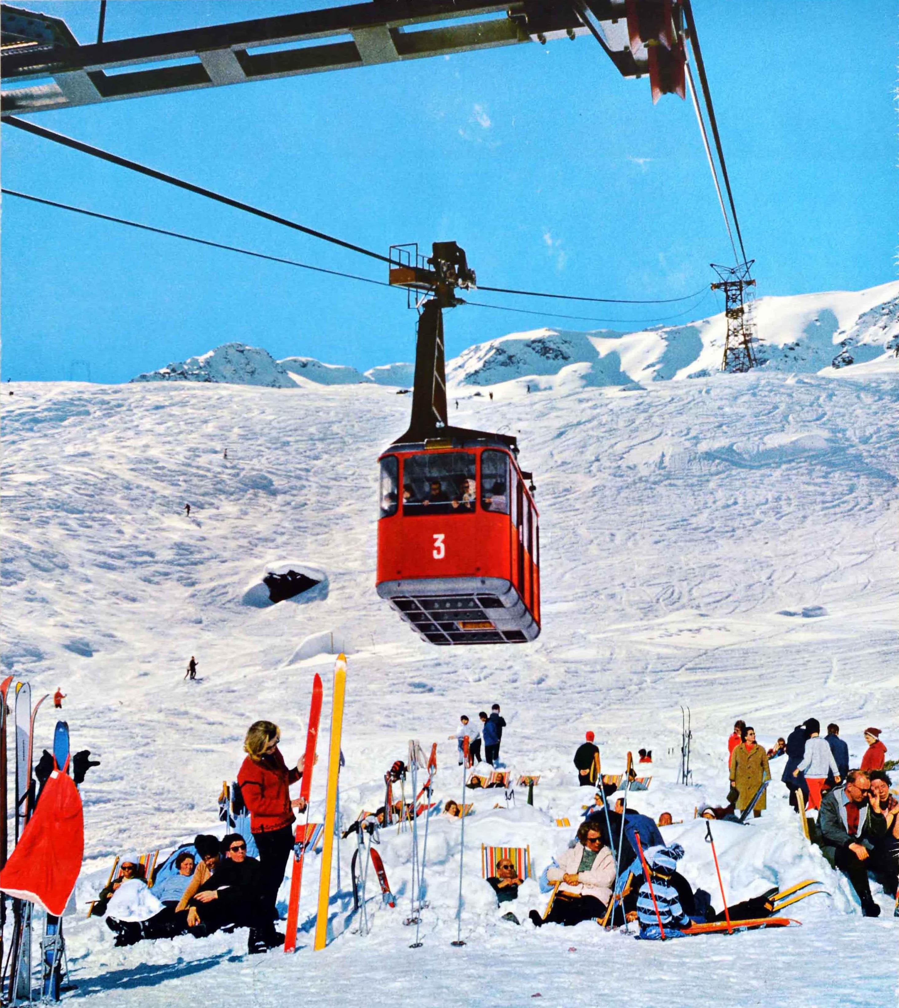 Original Vintage Wintersport-Reiseplakat für Tirol Osterreich Österreich mit einer Fotografie des Skigebiets im Ötztal, die Skifahrer zeigt, die im dichten Schnee sitzen und sich auf Liegestühlen sonnen, unter einer roten Seilbahngondel mit der