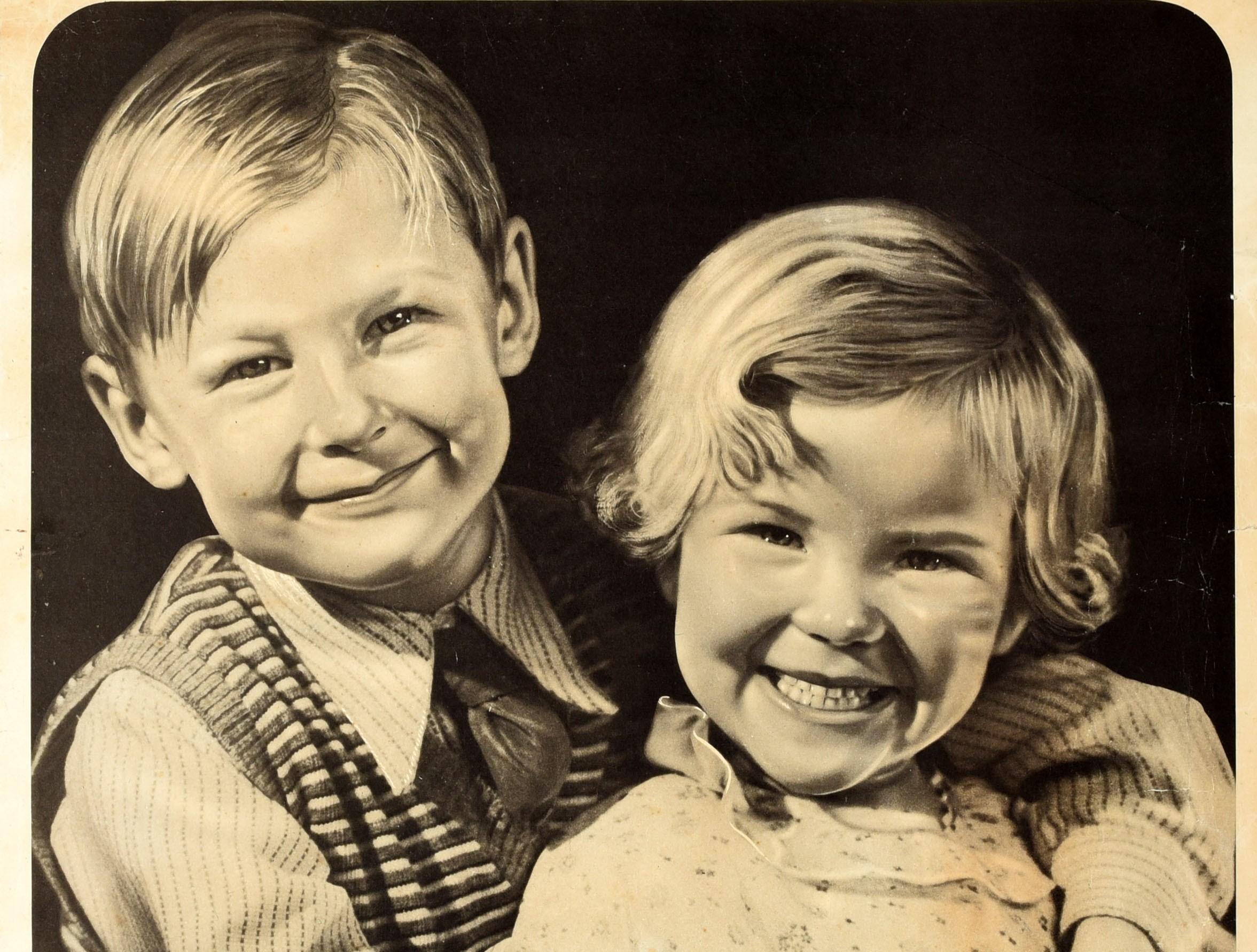 Originales britisches Propagandaplakat aus dem Zweiten Weltkrieg - Kinder sind auf dem Land sicherer ... lasst sie dort - mit einem Schwarz-Weiß-Bild zweier junger, gesunder und lächelnder Kinder, wobei der Junge den Arm um ein Mädchen legt und der