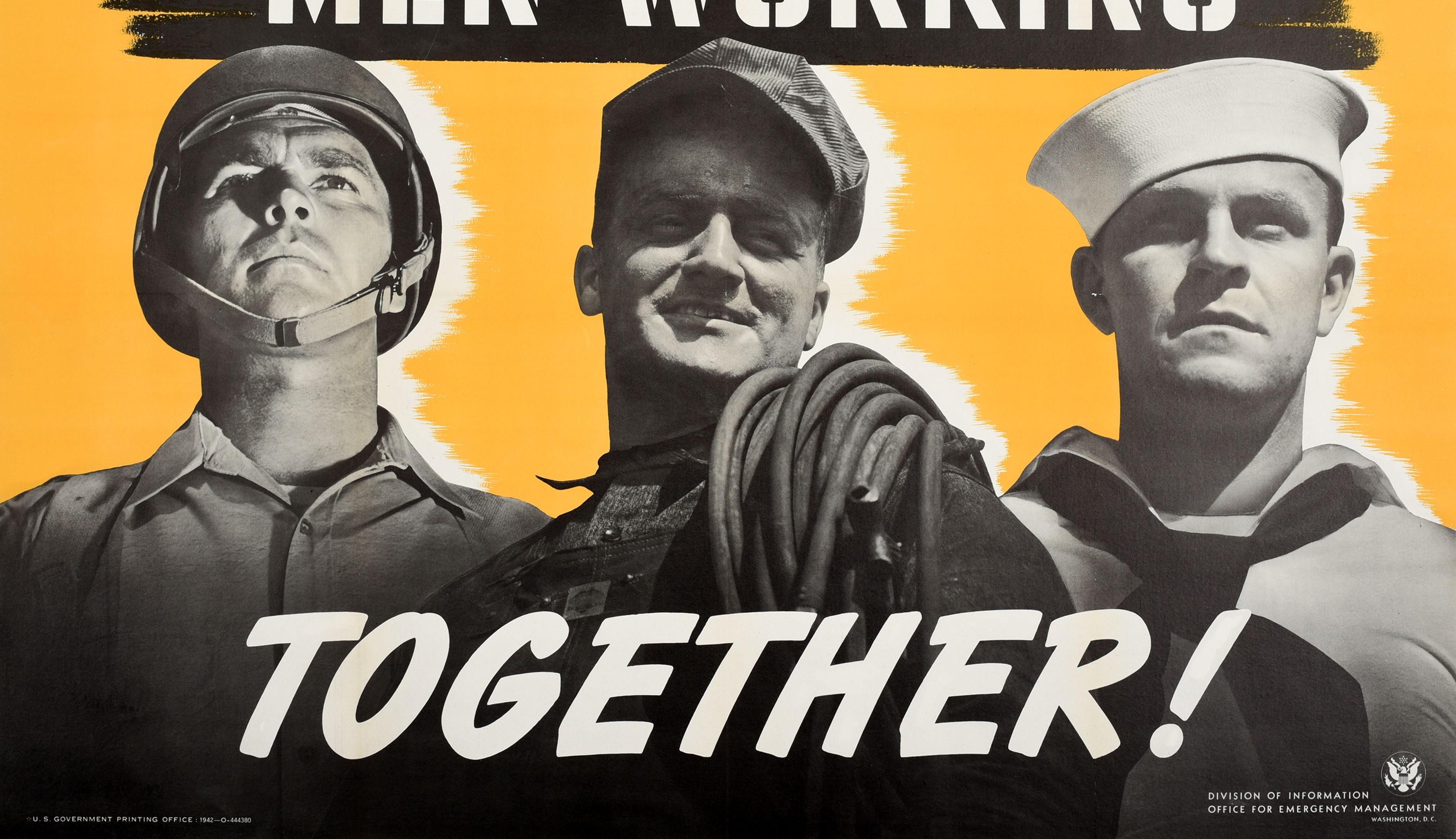 Originalplakat aus dem Zweiten Weltkrieg - Men Working Together! - mit einem Soldaten der US-Army und einem Matrosen der Navy in Militäruniform, die hinter einem lächelnden Fabrikarbeiter mit Gummirohren über der Schulter vor einem gelb schattierten